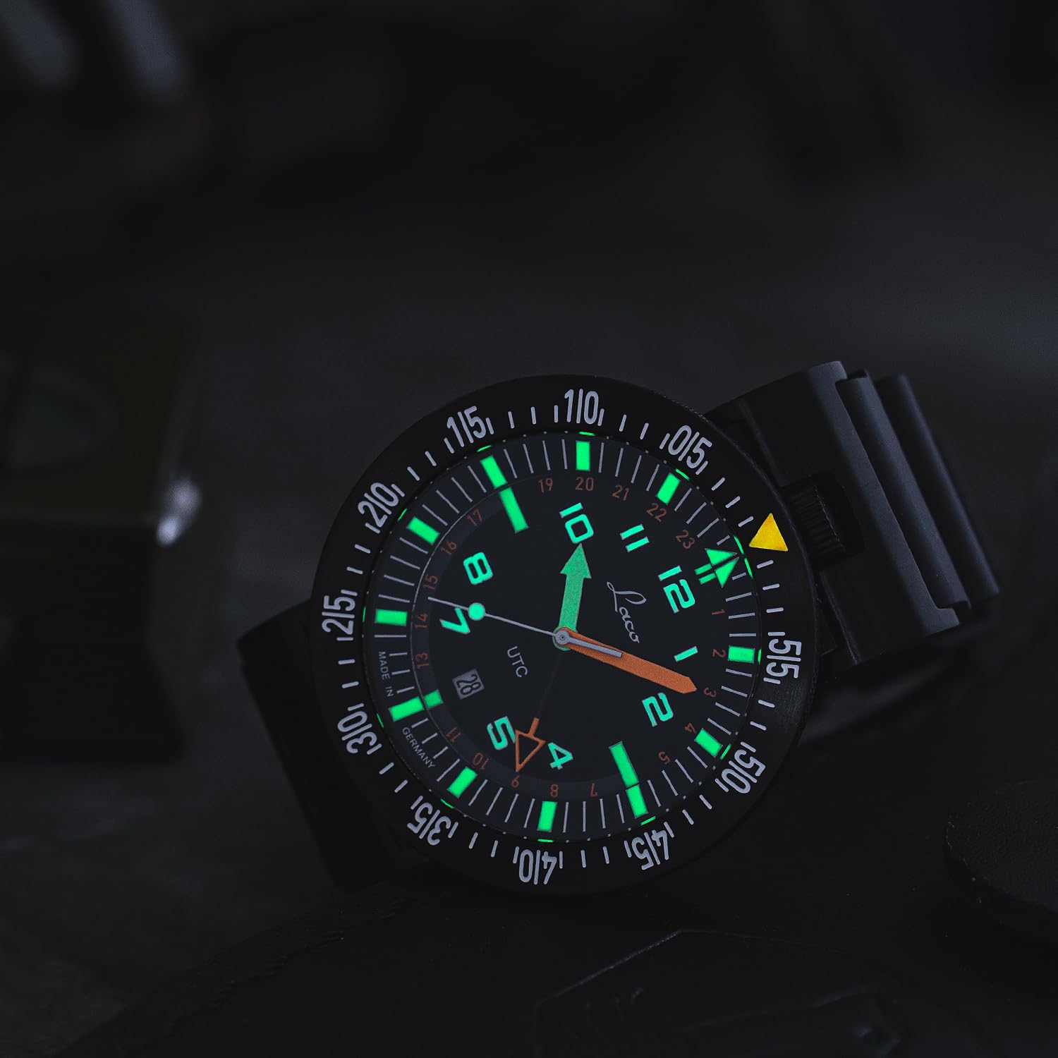Laco Einsatzuhr Atacama Quarz UTC mit Leuchtindexe, Quarzuhr, Edelstahlgehäuse, Saphirglas, wasserdicht, Made in Germany