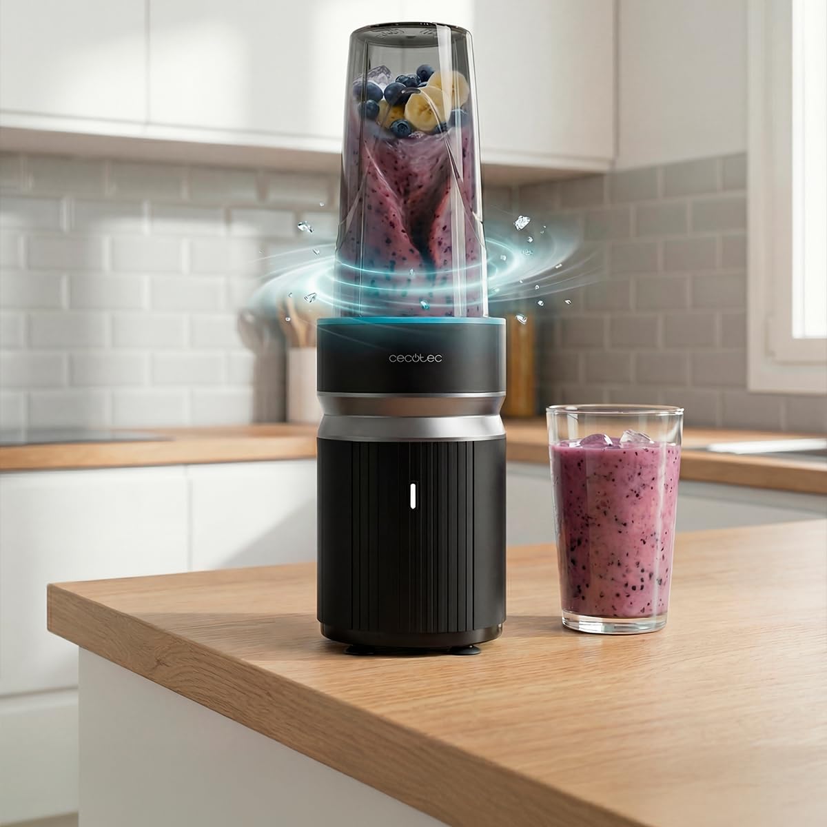 Cecotec PowerTitanium przenośny blender 1000 Push2Go. 1000 W, ostrze ze stali nierdzewnej 6 liści, 2 szklanki 700 ml z pokrywkami, bez BPA, zdejmowane części, profesjonalne rezultaty dla Ciebie