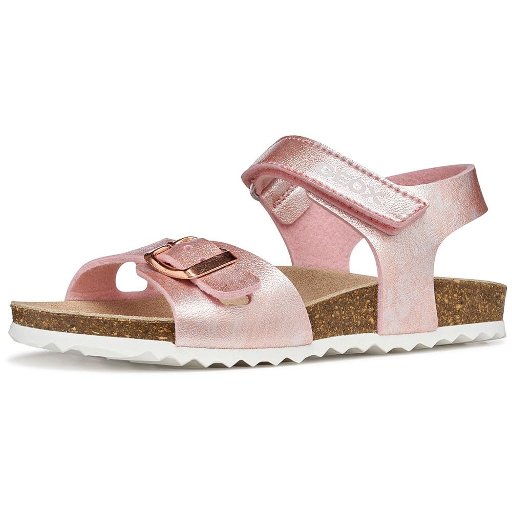 Gros plan sur la sangle velcro ajustable et le design aéré des sandales Geox J Adriel Girl C.