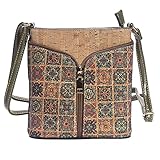 El bolso tiene un compartimento principal que cierra con cremallera y varios compartimientos pequeños en su interior