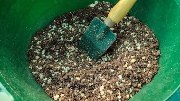 Mélange de rempotage de qualité supérieure avec perlite et petite truelle manuelle, terre pour plantes d'intérieur, mélange de terre succulente