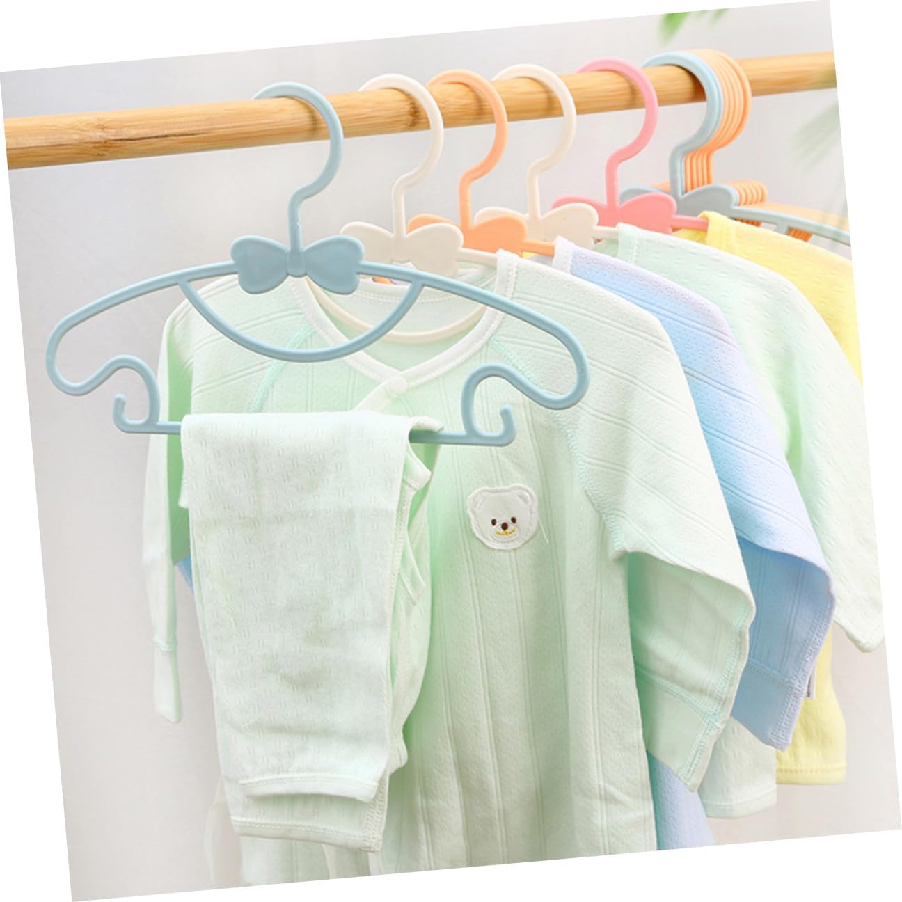 minkissy 100 Pcs Plastic Hangers for Clothes Thickened Bowknot Style for Nursery and Closet Organization Random Color