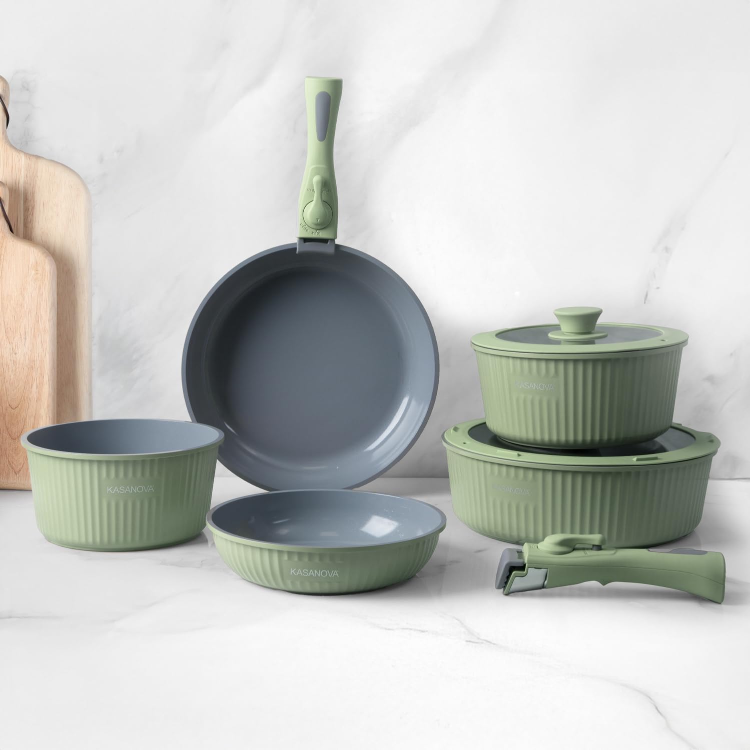 KASANOVA Batterie de cuisine 9 pièces Eaziclip, Set de casseroles induction avec revêtement céramique et poignées amovibles pour utilisation au four, Batterie antiadhésive avec couvercles (Vert)