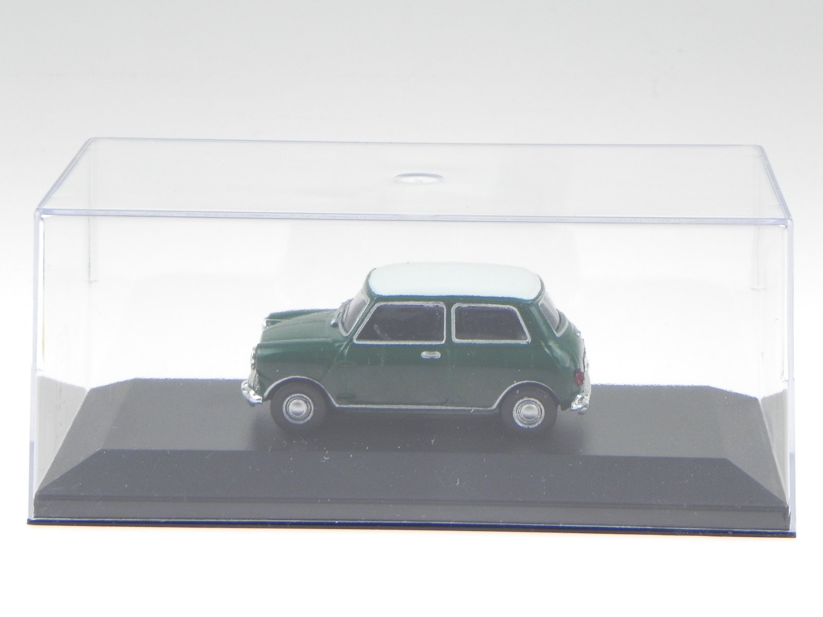 NN Mini Cooper S Classic Green Model Car in Display Case 1:43 :  Amazon.co.uk: Toys & Games