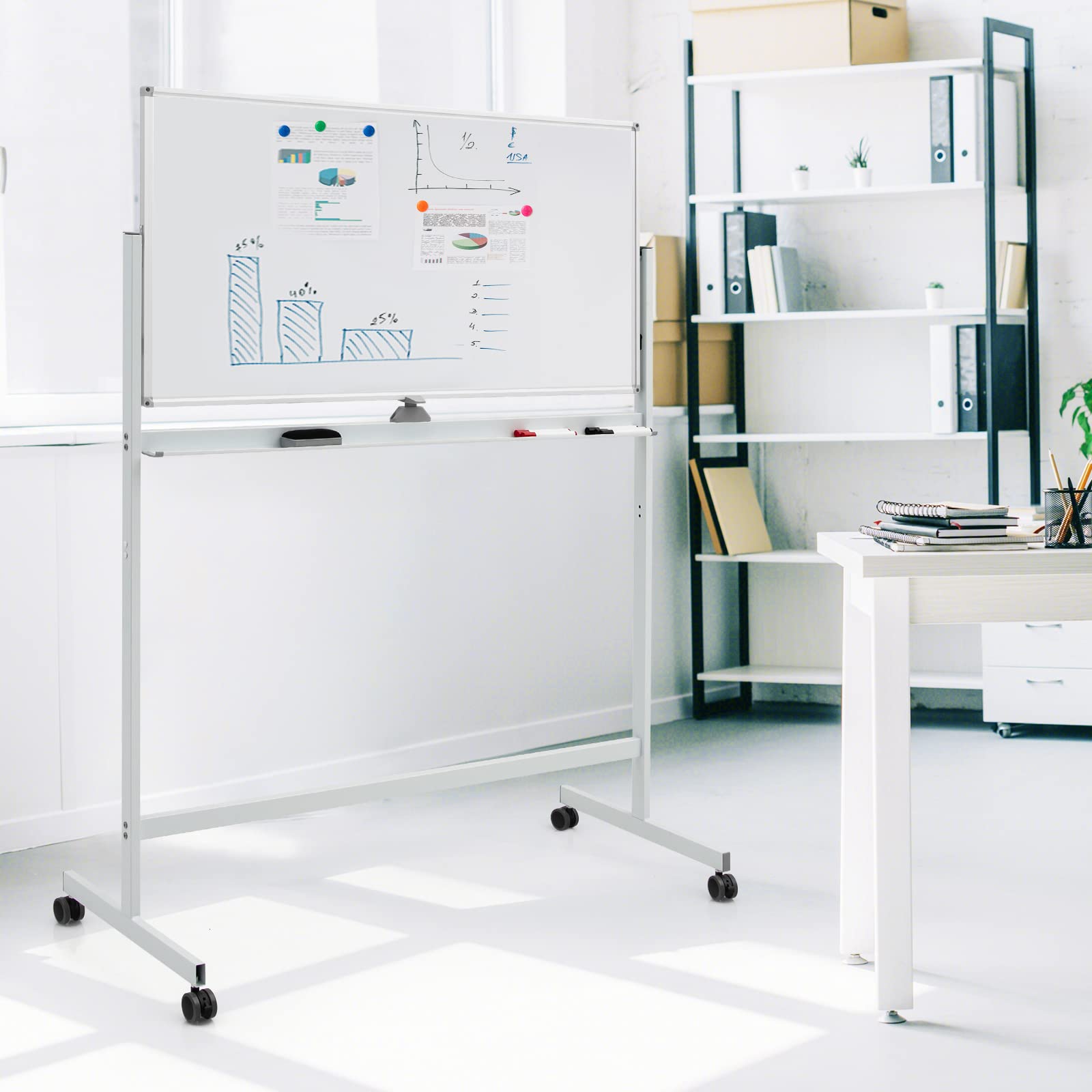 GYMAX Lavagna Magnetica Bifacciale con Ruote, Lavagna in Stile Cavalletto Regolabile in Altezza, Lavagna Magnetica a Rotolamento Reversibile per Ufficio, Aula, Casa, 120 x 60 cm (Bianco)