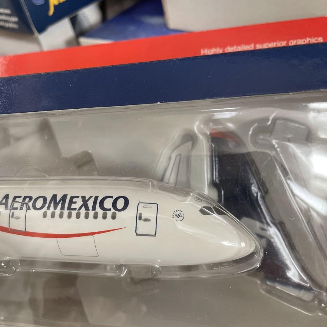 Amazon.co.jp: Boeing787-8 モデルプレーンメキシコ航空 1/200 : おもちゃ 