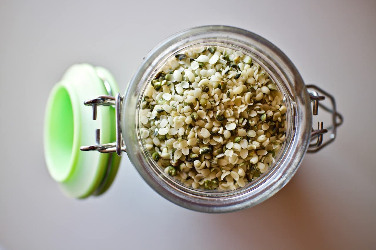 1kg di semi di canapa biologici sbucciati e non tostati - i semi di canapa sono ideali come condimento saporito per muesli e insalate