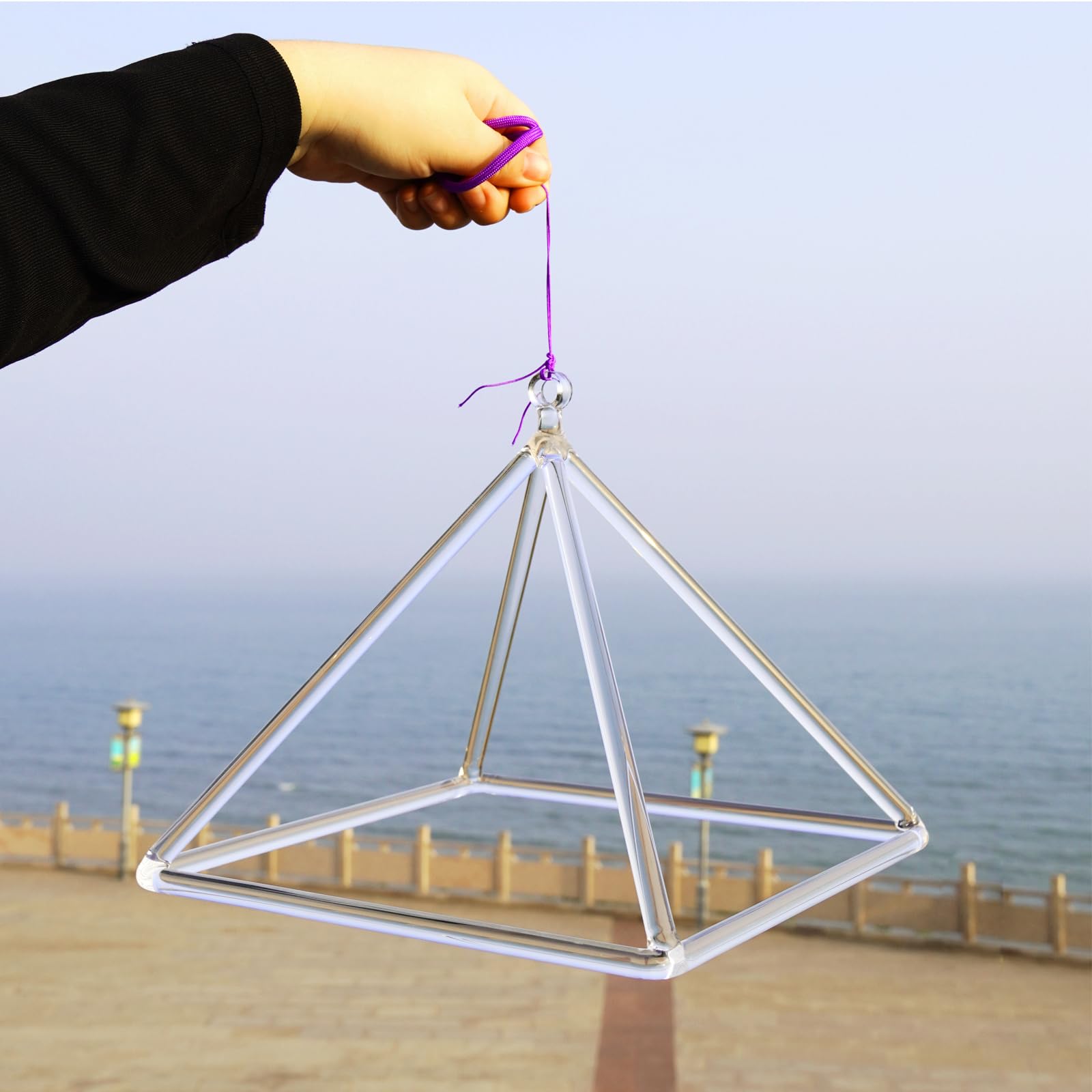 Hye-eun Clear Crystal Singing Piramide in cristallo trasparente, 10 pollici, in quarzo trasparente, con asta sonora di cristallo e corda viola, per terapia acustica, meditazione e lavoro energetico