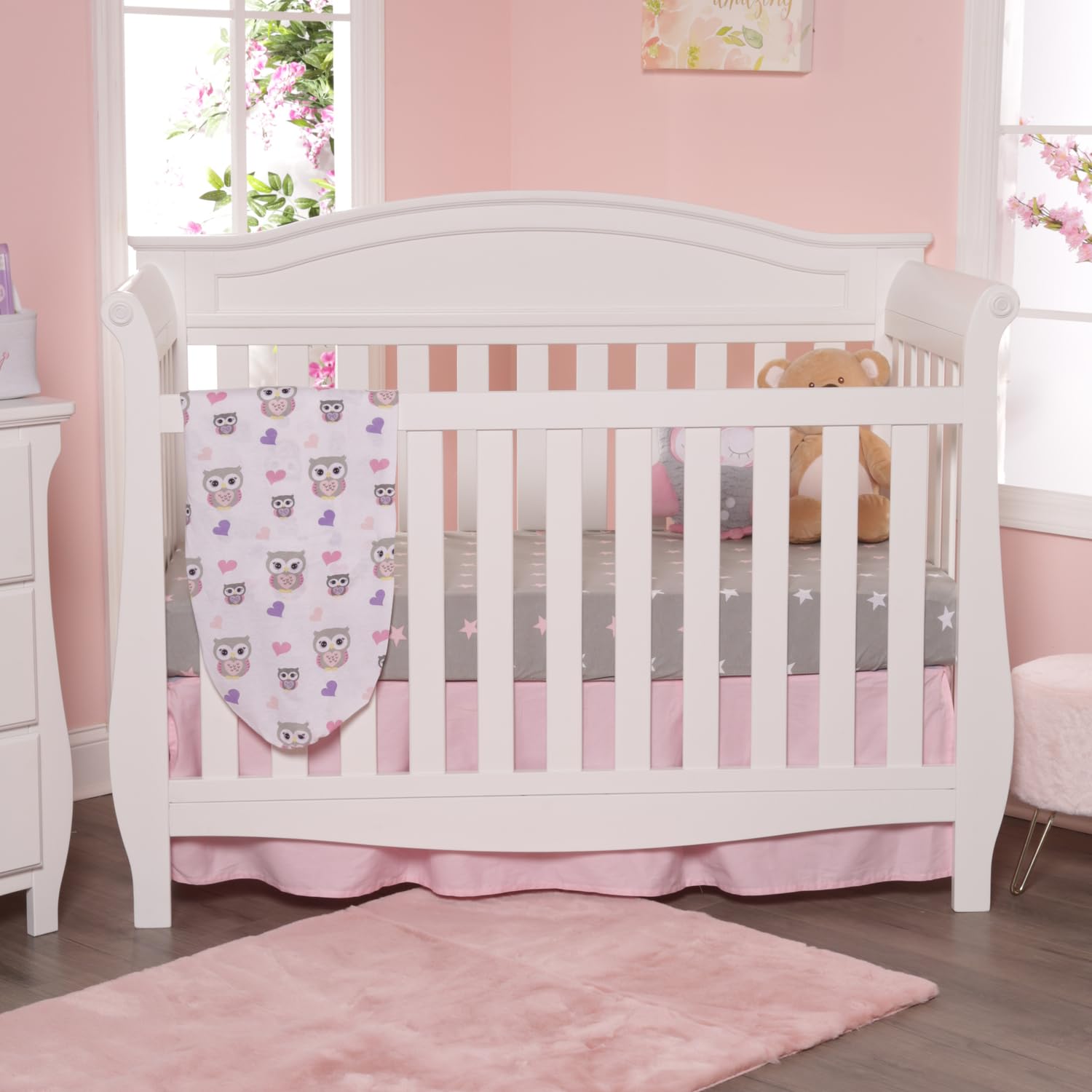 Paquete de 2 sábanas bajeras para cuna para niñas en 100% algodón de punto jersey – Sábanas de colchón de cuna para niña con un tema natural de búhos con corazones morados y rosas y una sábana gris