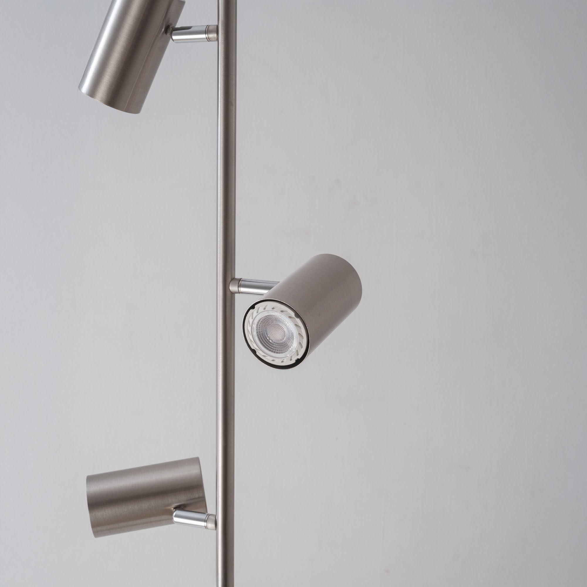 Stehleuchte Luvio 3-flammig GU10 | Satin Nickel, Modernes Industrial-Design, Verstellbare Strahler | Ideal für Wohnzimmer, Schlafzimmer und Home-Office