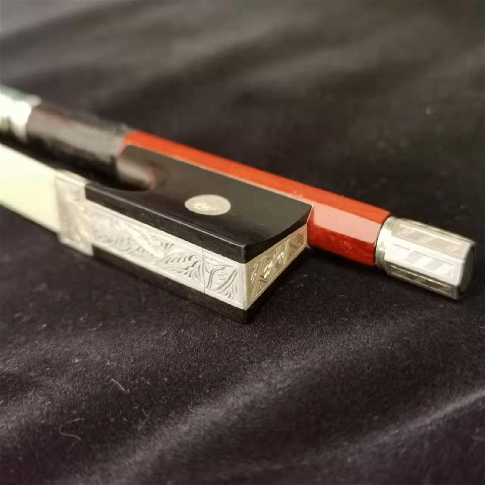 FLFL 4/4 Größe Violin Bogen Pernambuco Runder Stift Ebenholz Geschnitzte Blume Frosch Handy Handarbeit Silberteile Geigenbogen voller Größe