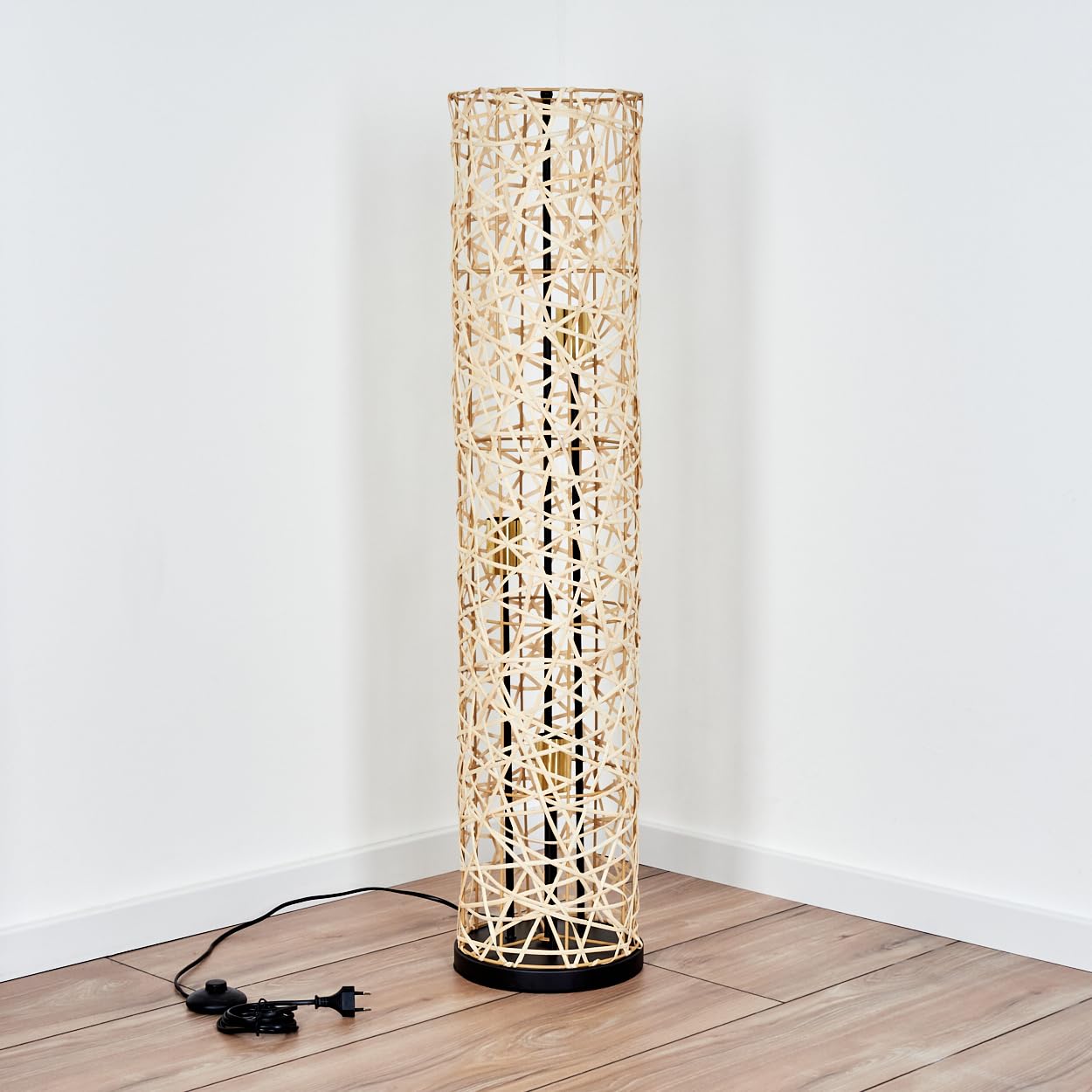 HOFSTEIN Stehleuchte Nordby, Stehlampe aus Metall/Bambus in Schwarz/Gold/Natur, Leuchte im Skandinavischen/Boho-Design mit Fußschhalter u. Lichteffekt, E27, Wohnzimmer, Schlafzimmer, Esszimmer, Büro