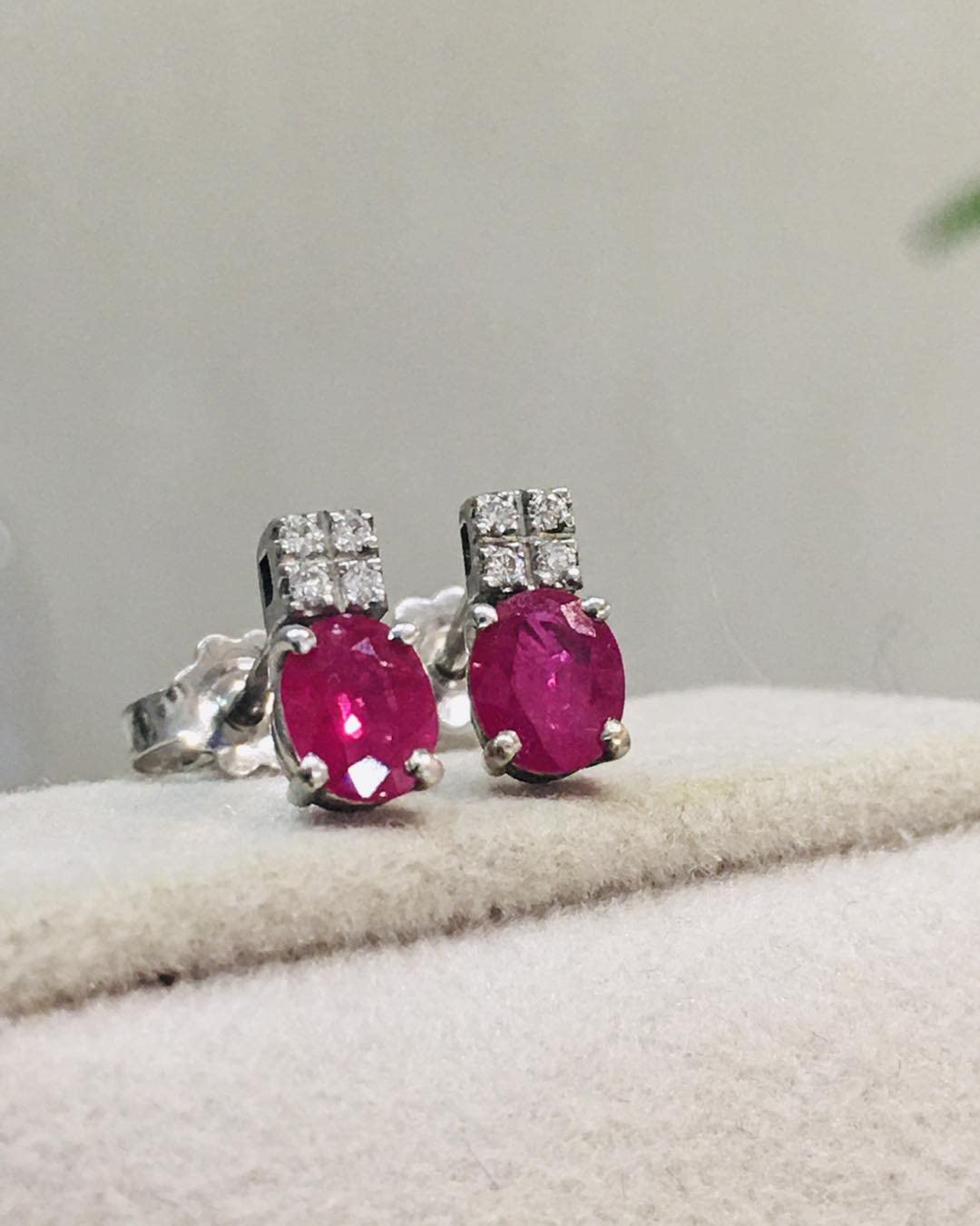 Orecchini a lobo da donna in oro bianco 18kt con rubini e diamanti veri naturali, Perno e farfallina.