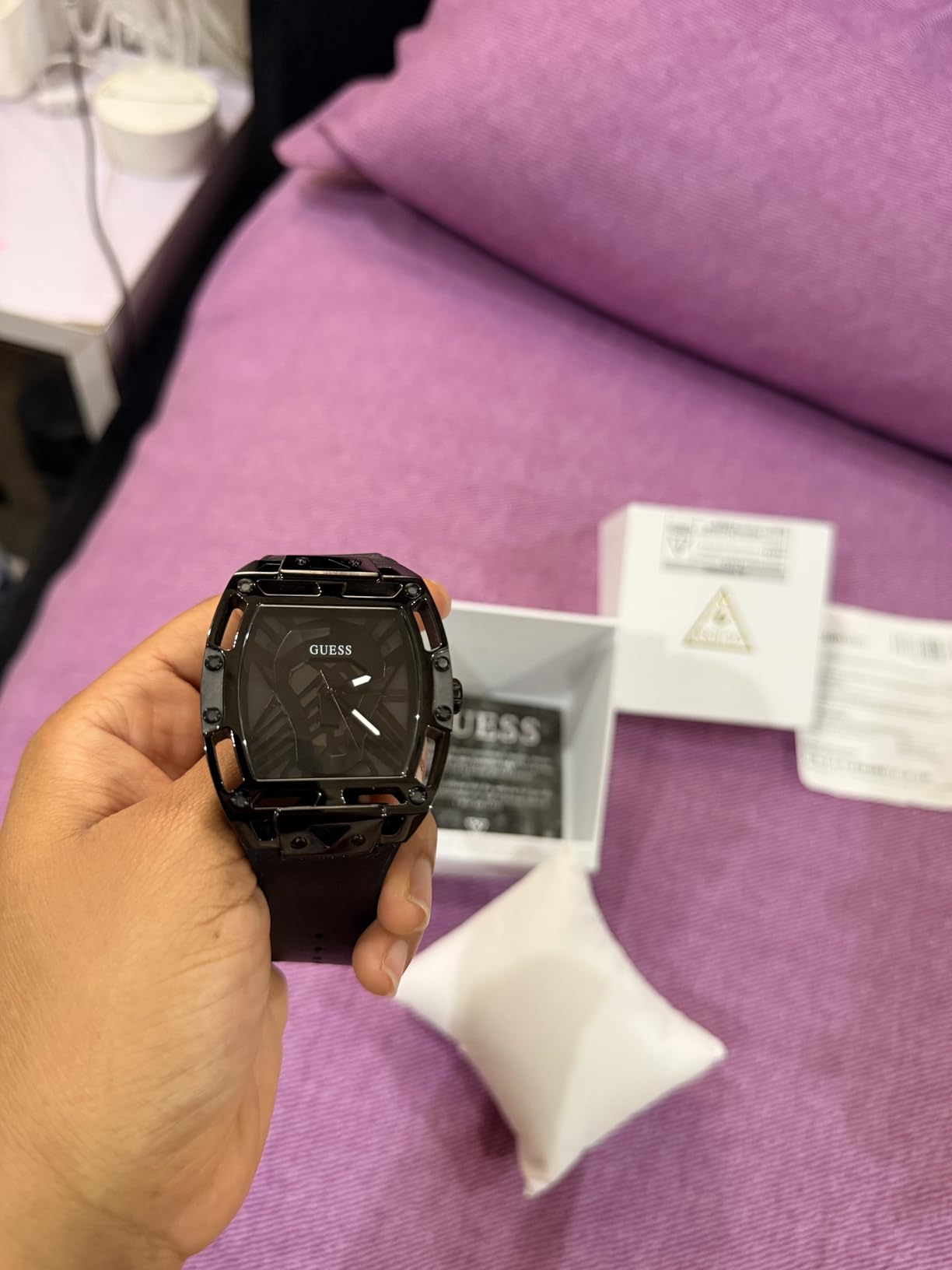 Mostrador do relógio Guess preto retangular detalhe