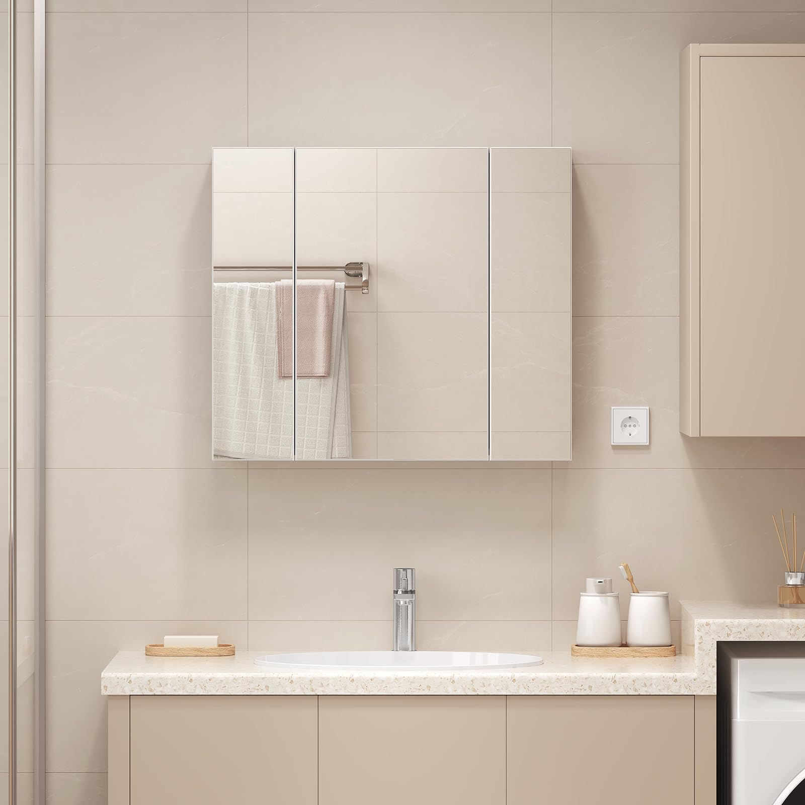 EUGAD Armadietto Bagno con Specchio, Mobile Bagno Sospeso, con 3 Ante, Ganci, Ripiani Regolabili, Stile Nordico, Bianco, 70x14,5x61 cm