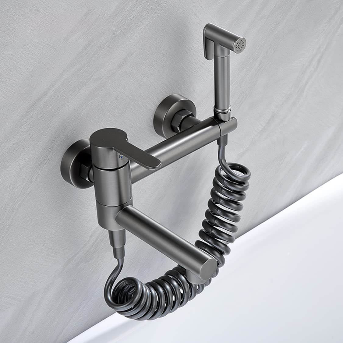 Robinet de douche mural gris pistolet et mitigeur pour un bain relaxant en famille