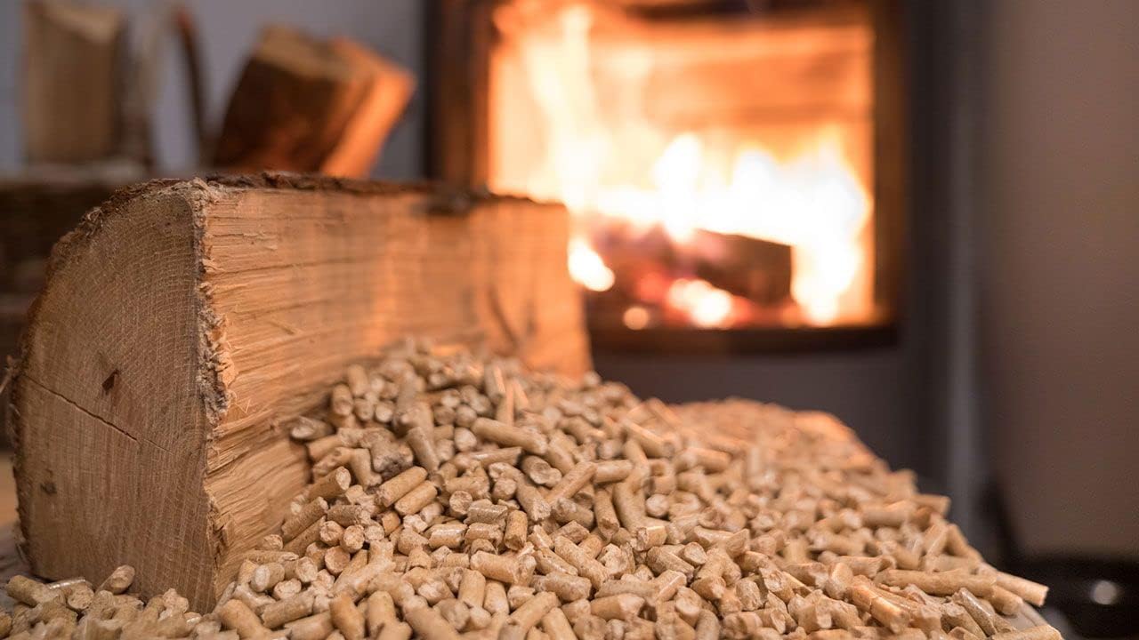 Peyca 225 kg de pellets de Madera (Pallet con 15 Sacos DE 15KG) Certificado ENplus y Calidad A1. Diametro 6 mm. 100% Madera de Pino.Ideal para chimeneas, Estufas o barbacoas.