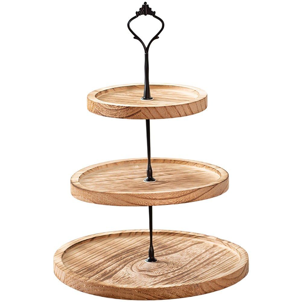 Présentoir à gâteaux en bois pour créer un goûter d'anniversaire chaleureux