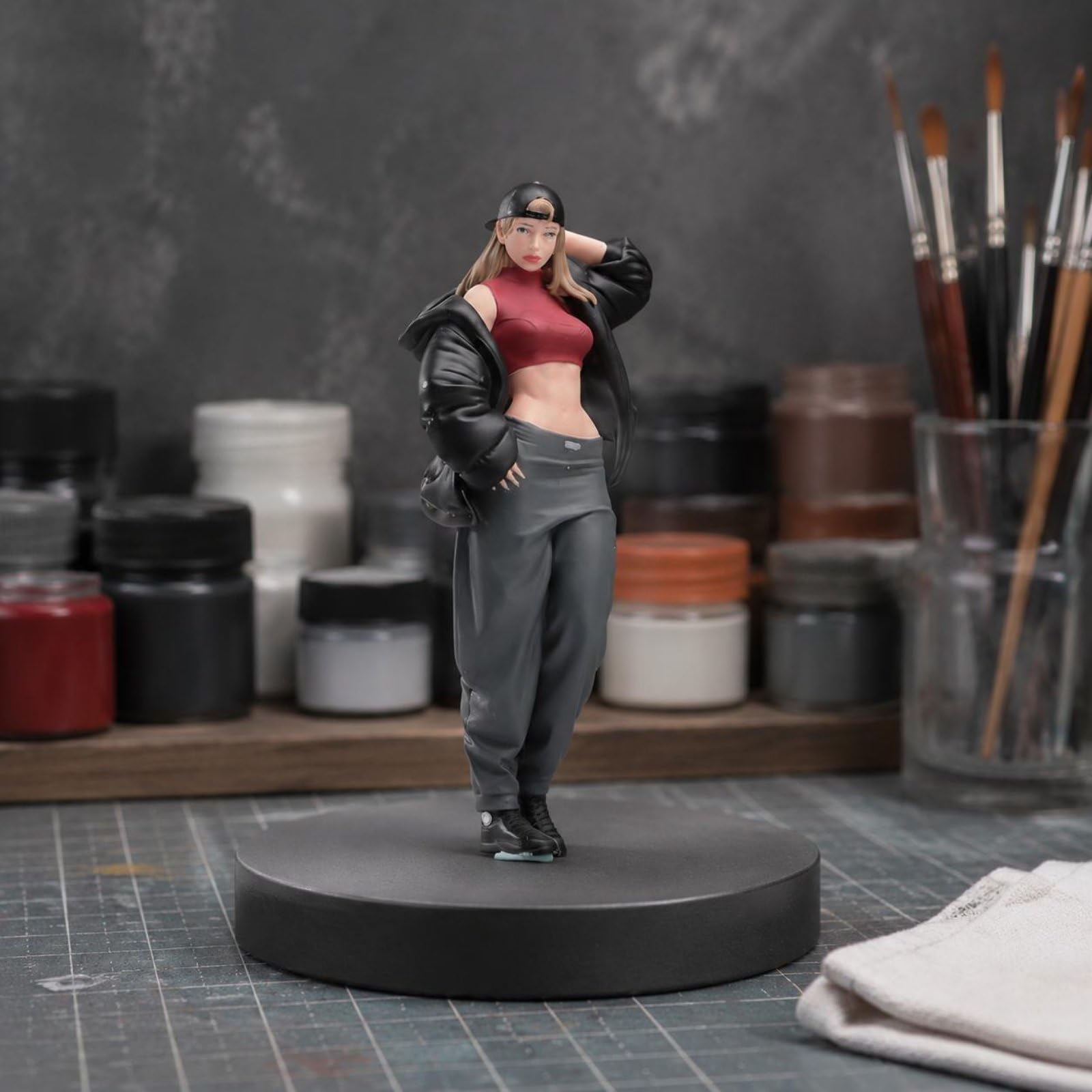 Miniatur Szene Figur Frau Skulptur Sammlerfigur Dekofigur aus Harz mit Sorgfältiger Handbemalung Und Feiner für Büro Schreibtisch Wohnzimmer Regal Hobby Vitrine, 1/18