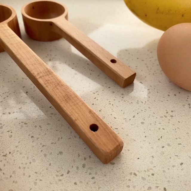 Lungo manico in legno cucchiai dosatori di Utensi, set di 4 cucchiaini inciso accurate per ingredienti asciutti e liquidi, manici in legno di faggio set (22,9 cm