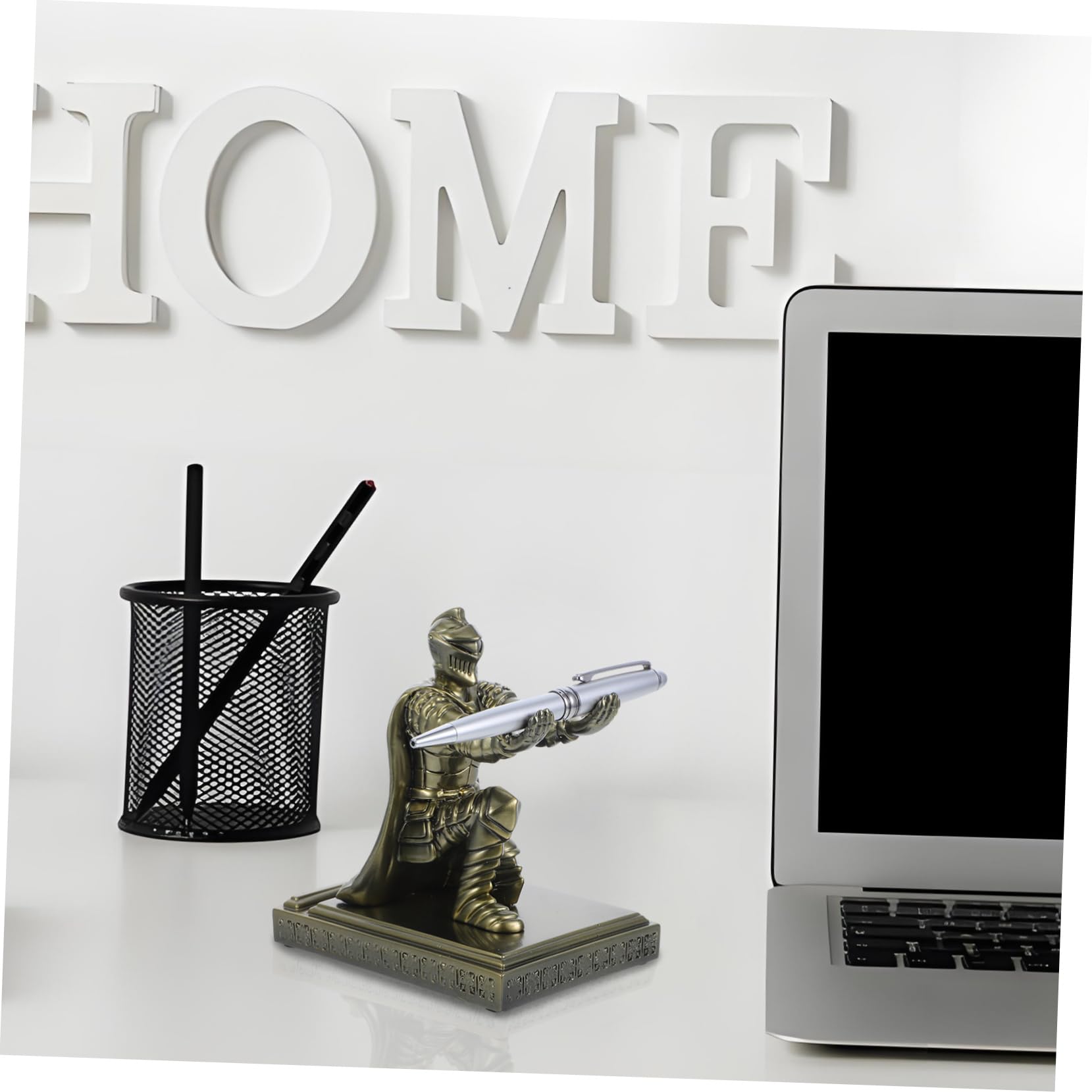 Portapenne Soldato in Resina Retrò Base Stabile, Design Unico da Cavaliere Inginocchiato per Scrivania Casa e Ufficio, Accessorio Militare Decorativo
