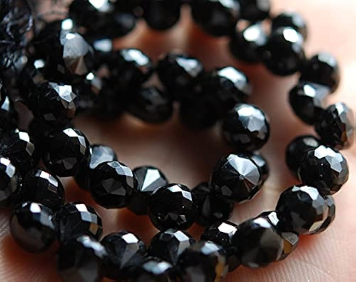 Spinelle noire perles oignons de 7mm pour fabriquer un cadeau unique