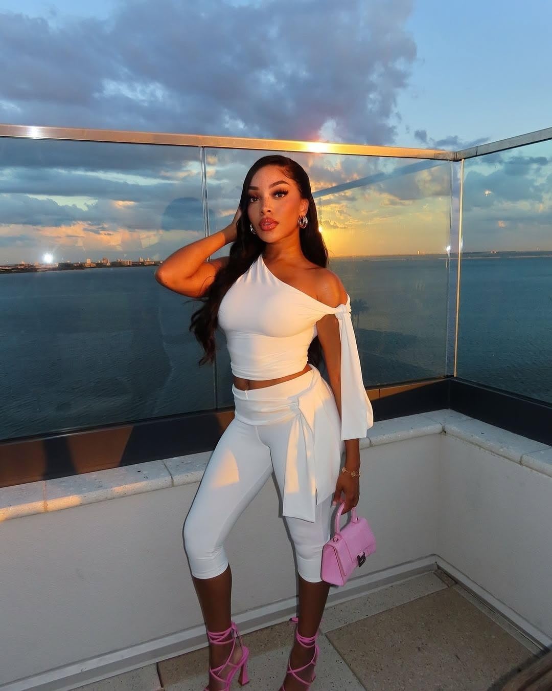 Vssjavun Women's 2 Piece Outfits Sexy Sleeveless One Shoulder Crop Tops Bodycon Capri Pants Sets - Image 6