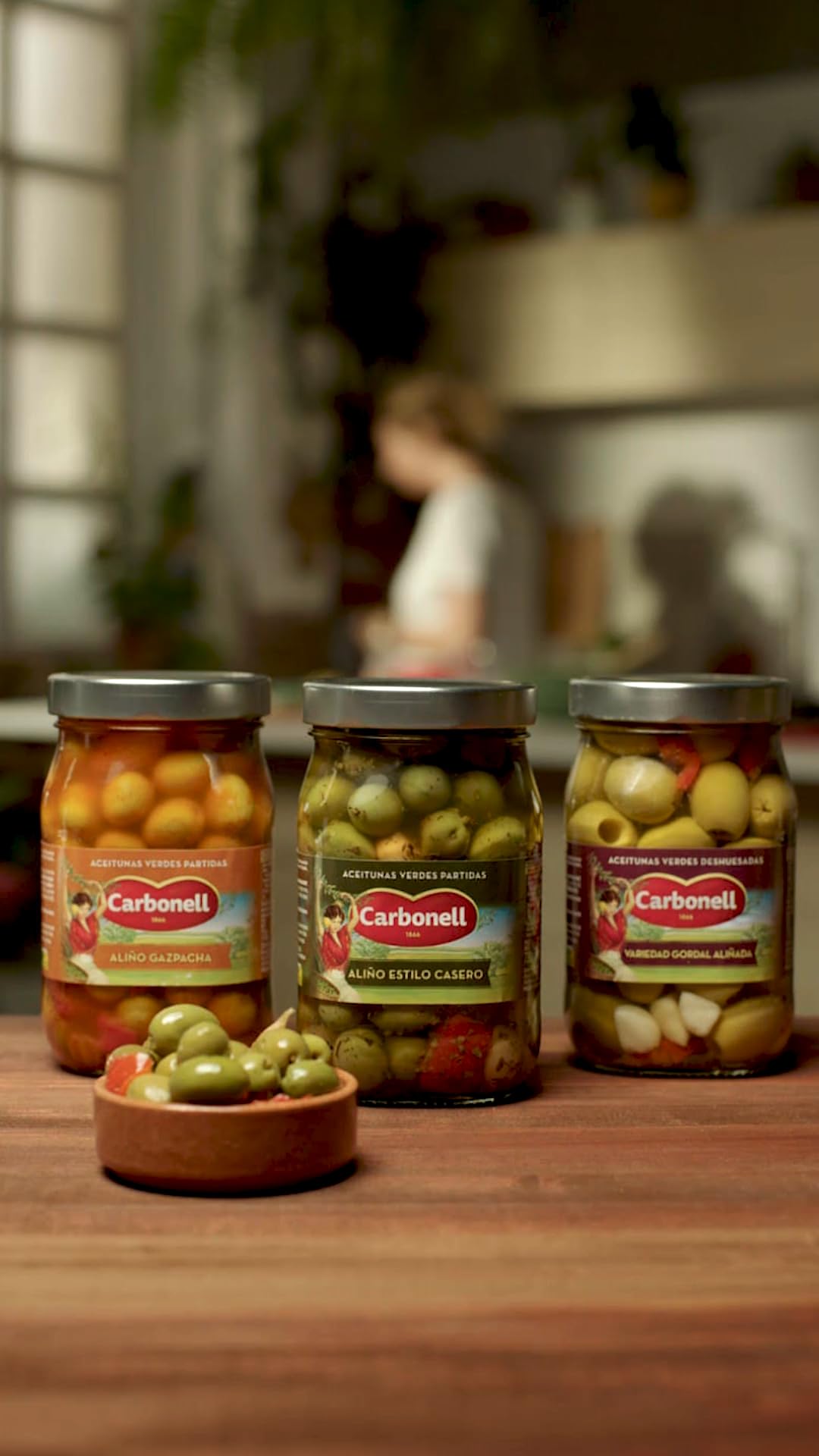 Carbonell Aceitunas Verdes Partidas con Hueso Estilo Gazpacha Manzanilla Aliño Ajo Vinagre Guindilla Pimentón Rojo Picante 450 g
