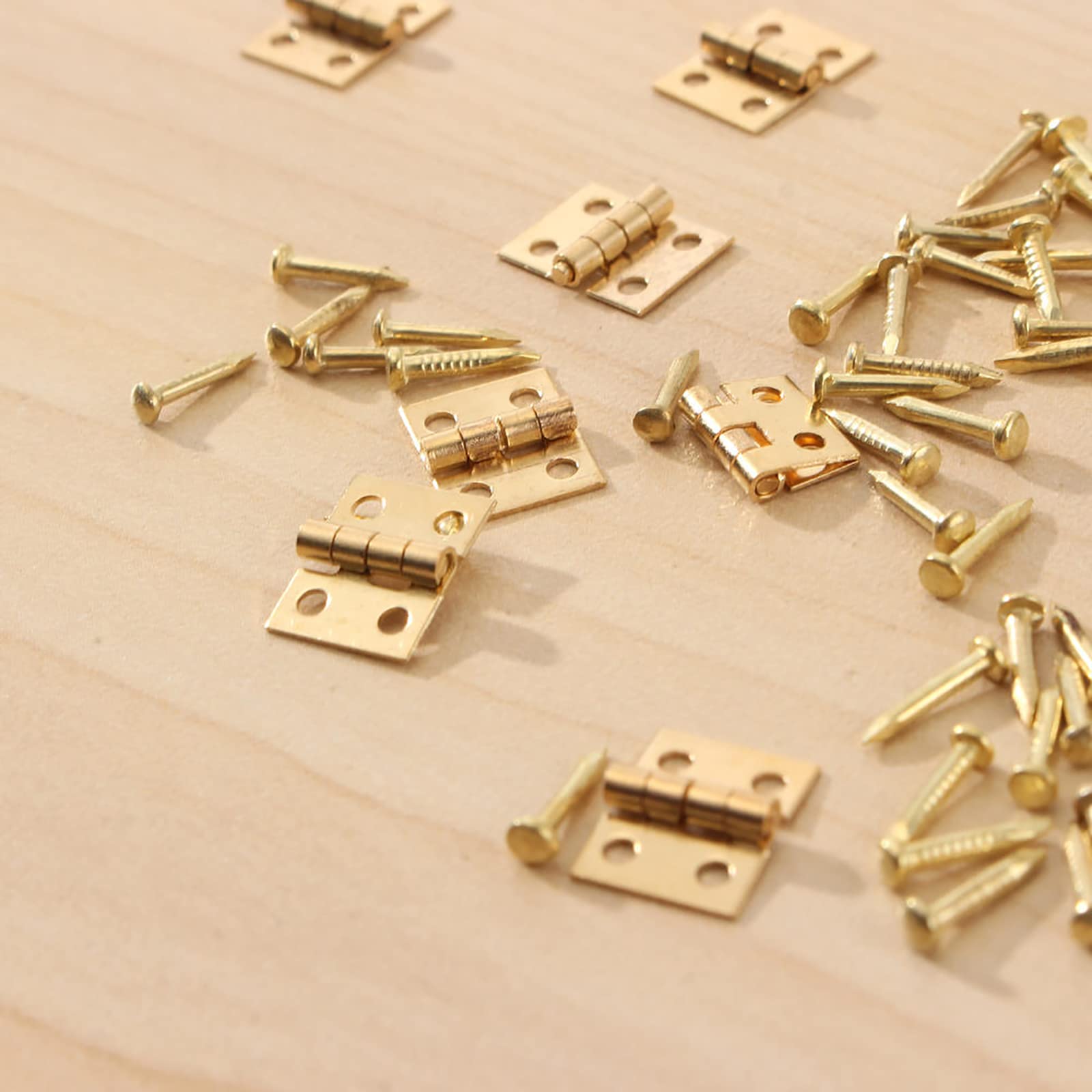 Confezione da 100 mini cerniere con 400 viti di ricambio in rame dorato con chiodo di montaggio, piccoli accessori per legno, gioielli, armadietti, armadi, case delle bambole e mobili in