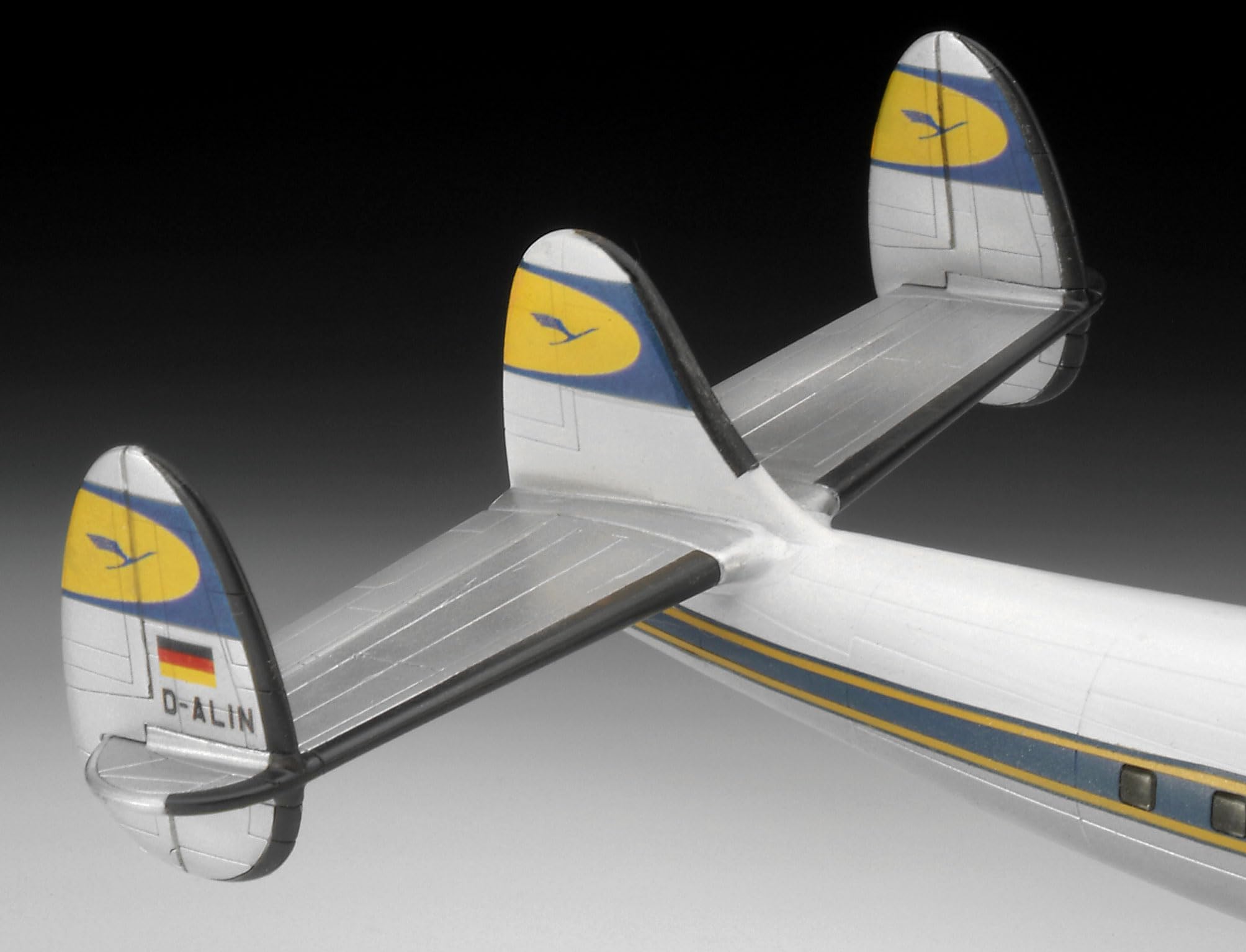 Revell 03745 Lockheed L.1049G Super Constellation Lufthansa 1:144 Scale - Unbuilt/Unpainted Plastic Model Kit - Image 4