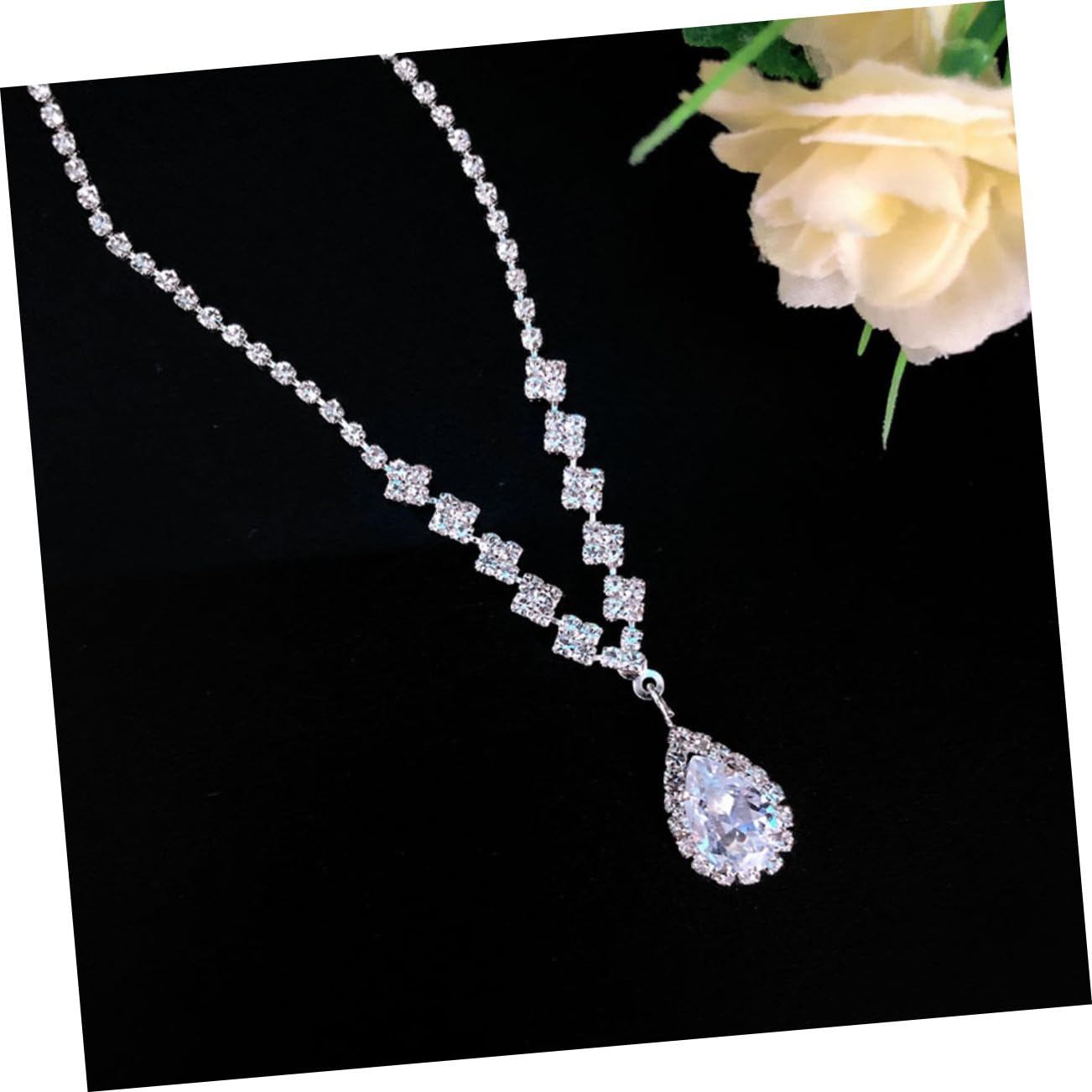 Holibanna 1ensemble Parure De Bijoux Strass Pour Mariage Ensemble De Collier Et Boucles Oreilles Élégantes Pour Bride Et Invitées