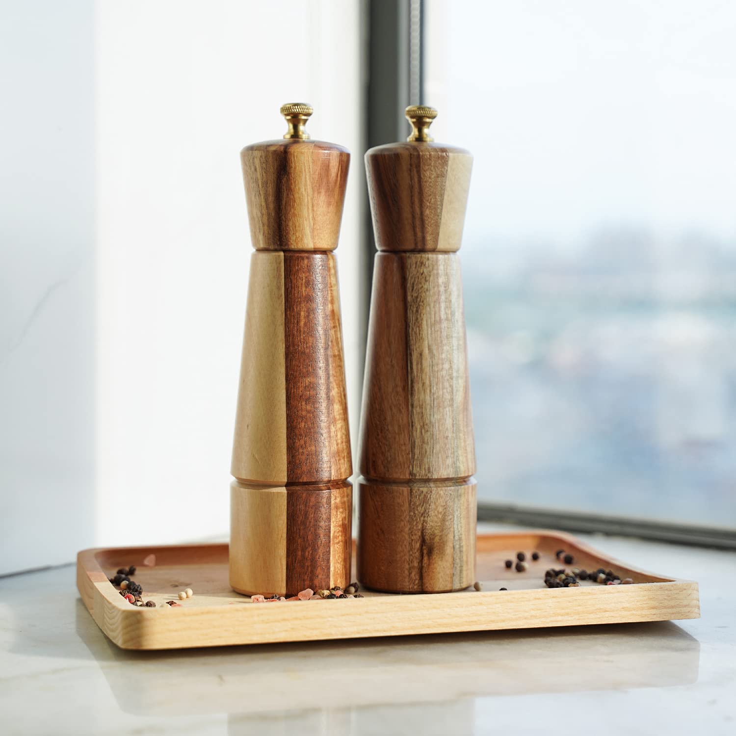 Salz- und Pfeffermühlenset, Verstellbare Keramikmahlwerk Salzmühle, Edelstahlmahlwerk Pfeffermühle, Akazienholz, 22 cm Höhe, Boden DIA 5,5 cm (Tablett ist nicht enthalten)