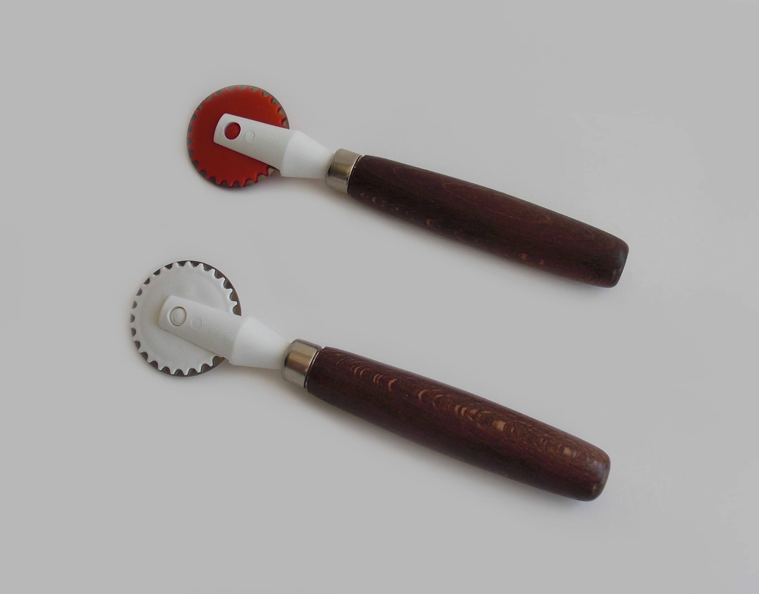 Tredoni 4cm Dough/Ravioli Stamp Cutter & Sealer Wheel, Pastry/Pasta Maker, Wooden Handle, Brown - Image 2