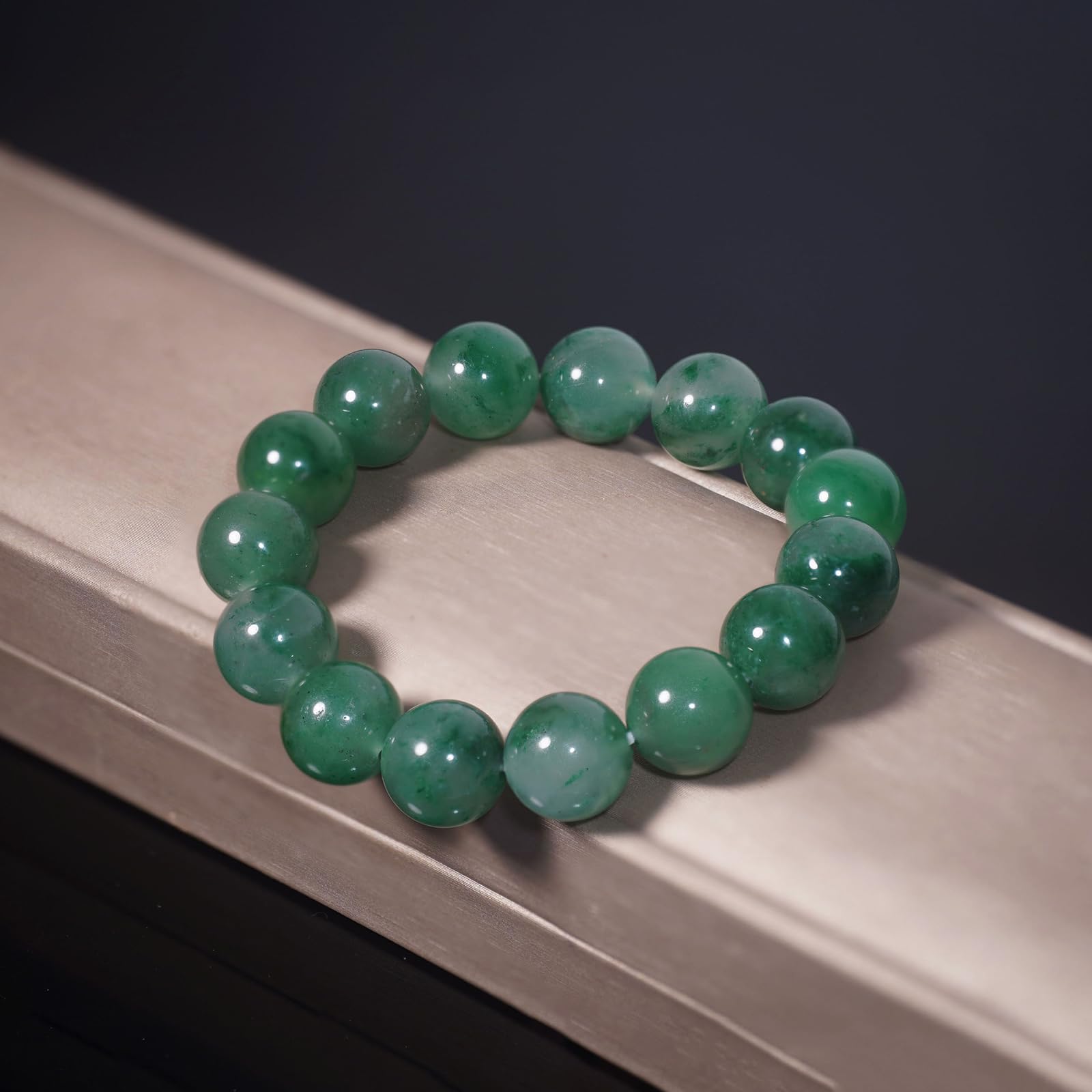 Bracciale unisex con perle grandi di giada verde africana naturale da 13 mm | Bracciale elastico a filo singolo "Fiore fluttuante" effetto ghiaccio traslucido – Bracciale energetico con pietre dure