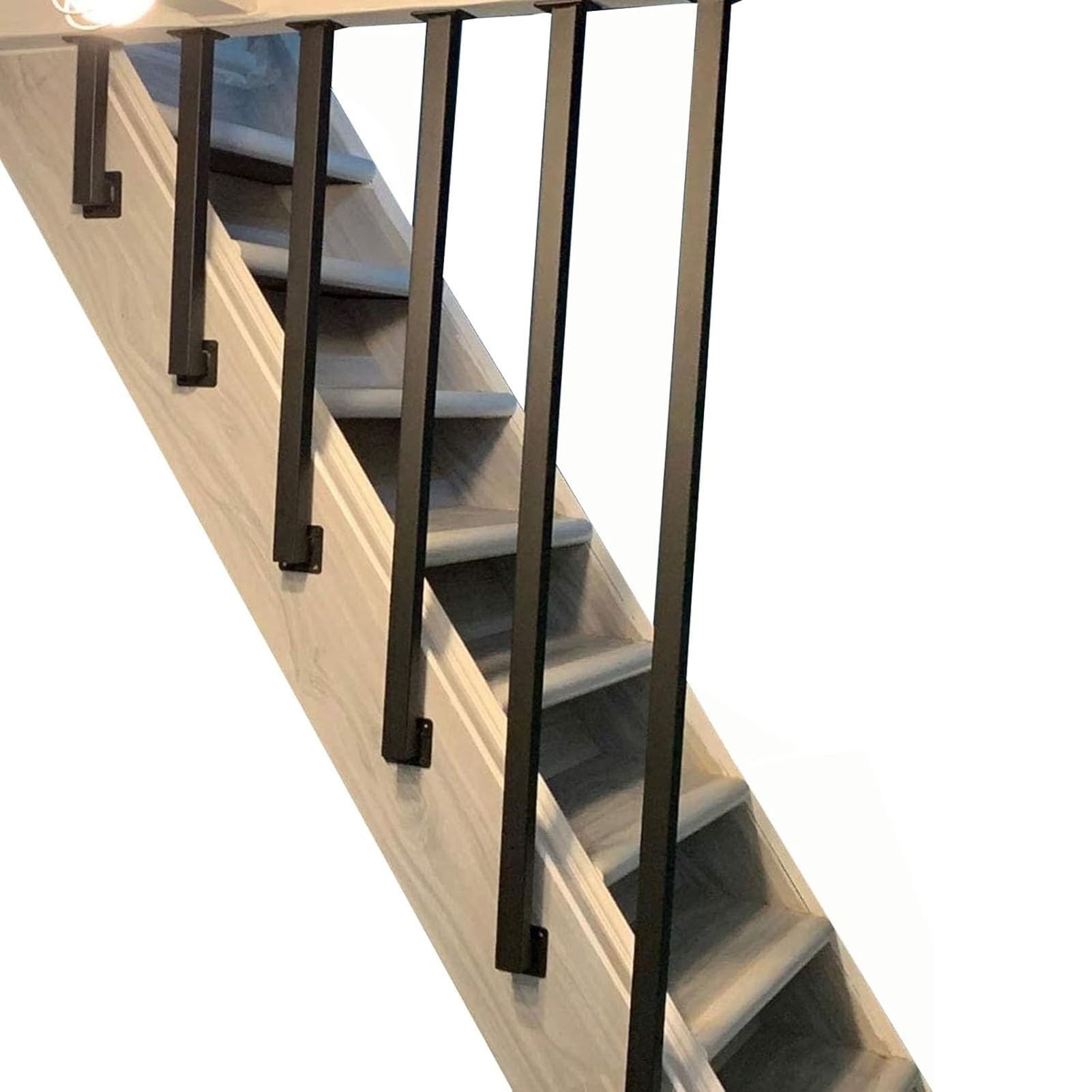 Rampe d'escalier de type L montée au plafond avec garde-corps en fer forgé