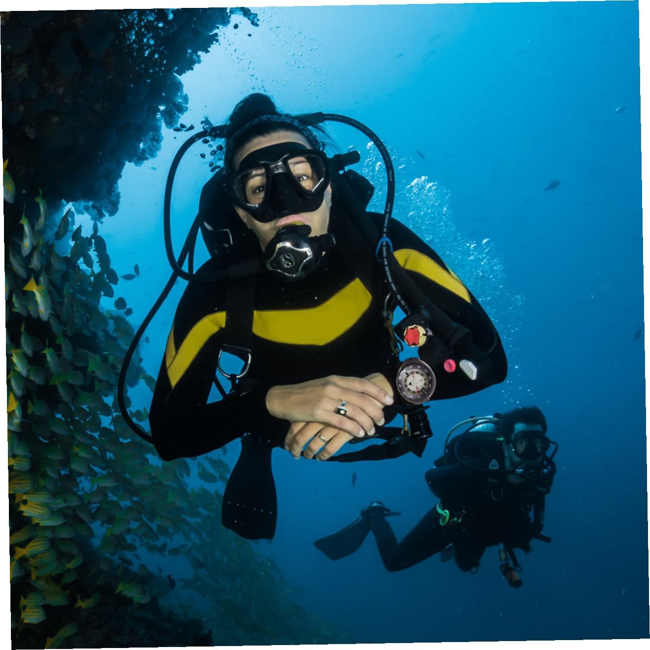 ABOOFAN Underwater Luminous Timepiece Balance Compass with Black Wrist Strap, Waterproof Portable Outdoor Navigation Tool for Hiking Camping and Diving