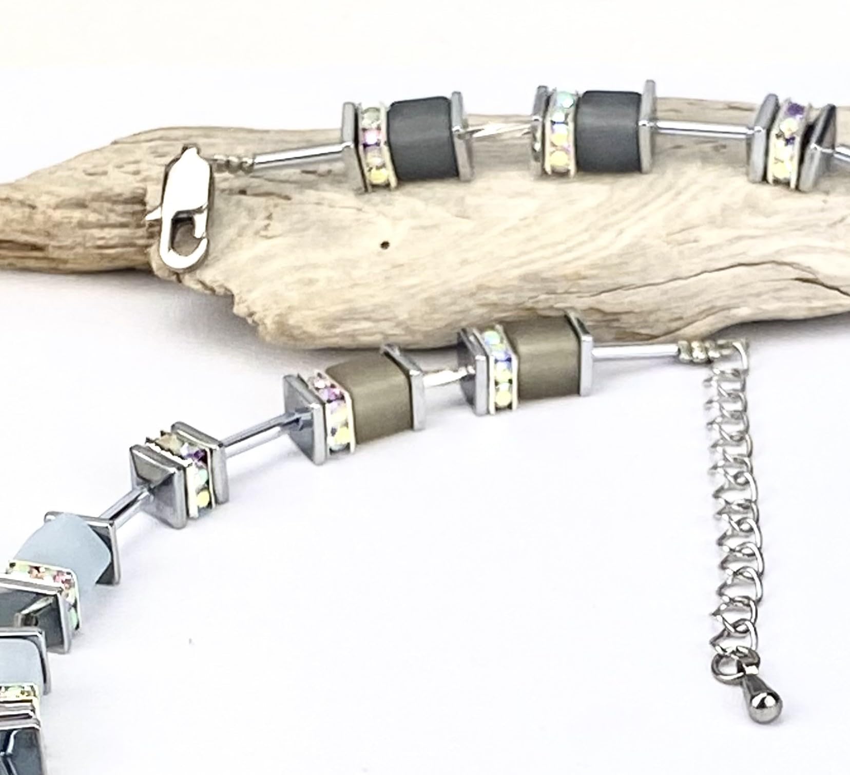 Handgemachte Hals Kette mit Polaris Würfel und Hämatit Edelstein sowie einem Edelstahlverschluss mit Verlängerung