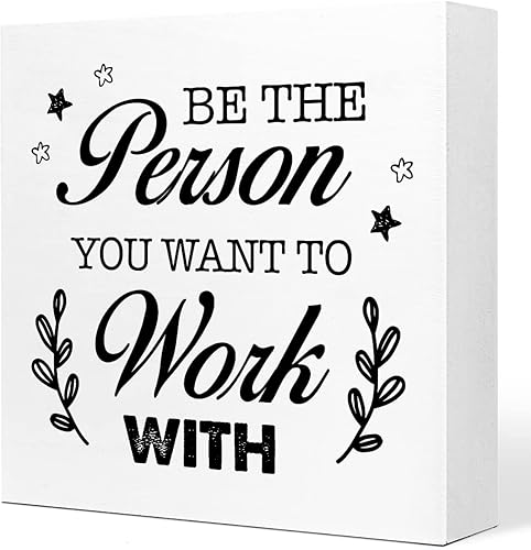 Letrero de madera con texto en inglés "Be The Person You Want to Work", letrero inspirador para la oficina en casa y la decoración de escritorio