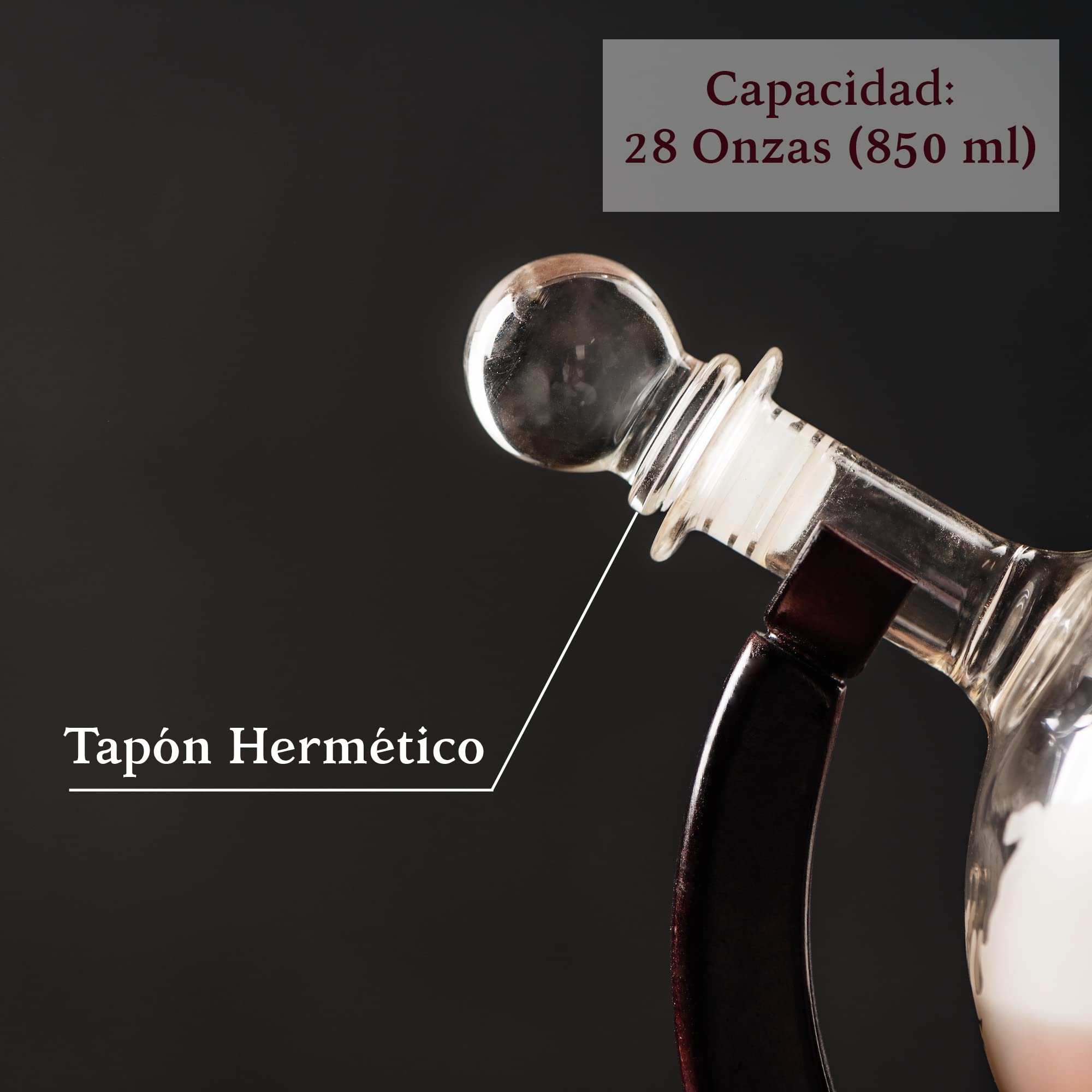 Kemstood Decantador de whisky con diseño de globo grabado (850 ml) - juego de regalo 2023, 4 vasos con el nuevo soporte de madera y asas, escocés, bermellón, vodka