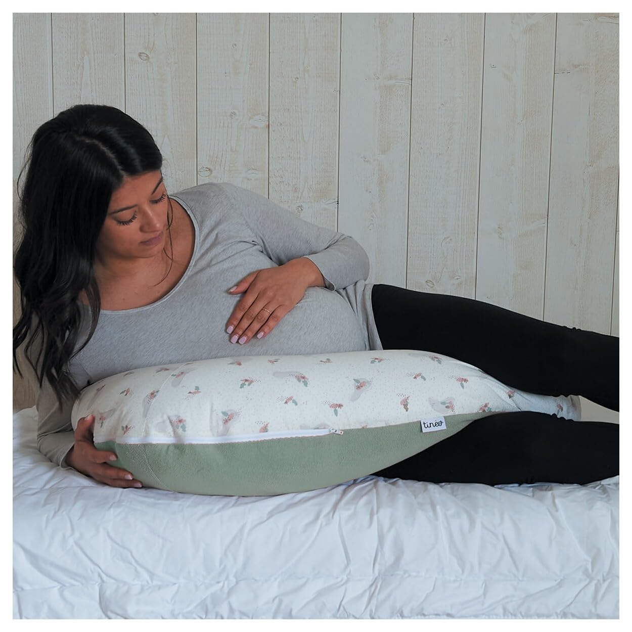 TINÉO - Coussin De Maternité, Coussin d'allaitement, Coussin de Grossesse, Multifonction 2 en 1, Soulager, Déhoussable, Fabriqué en France, 78x44cm (Éponge Vert Sauge/Trees)