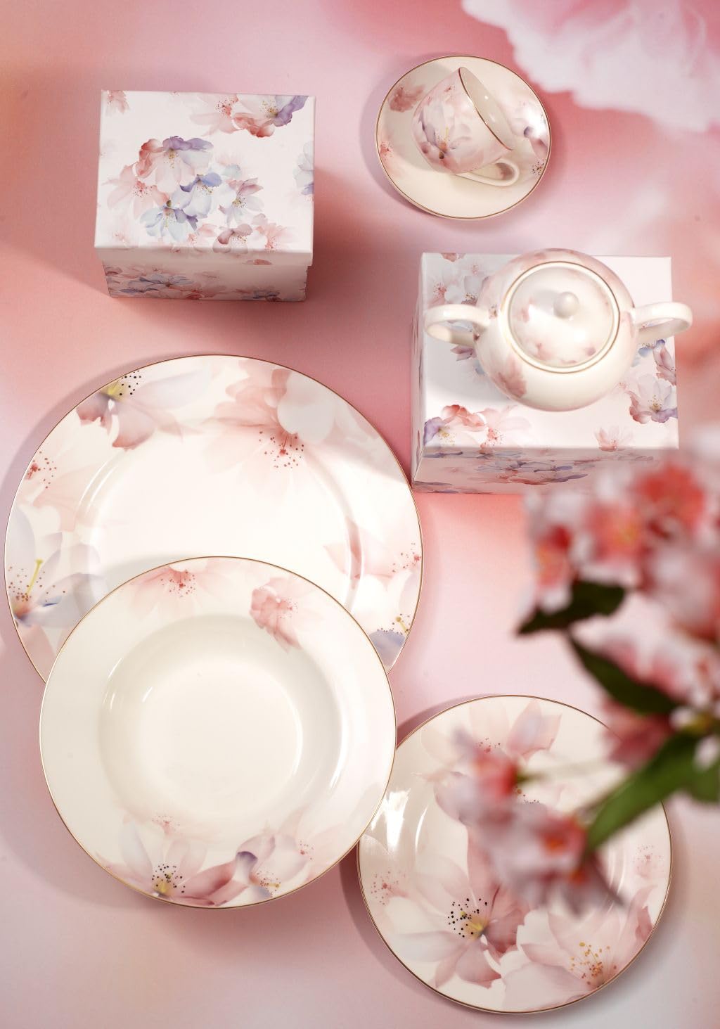 Set 18 Piatti Tema Fiori Pastello in Porcellana d'autore Nàvel 6 Fondi Ø 21,5 cm, 6 Piani Ø 19,5 cm e 6 Piani Ø 26,5 cm con Elegante Scatola Litografata