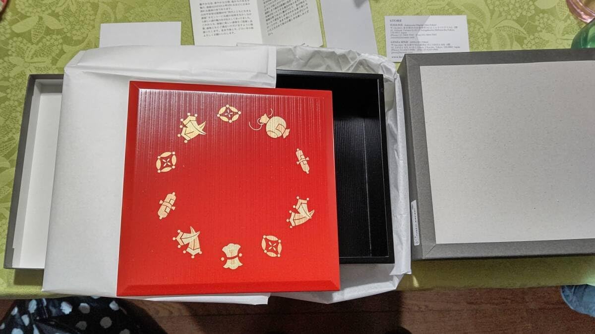 会津塗 3段重箱 丸に違い鷹の羽 家紋入 黒漆 木箱付 お彼岸の集まりに最適 会津塗 3段重箱 丸に違い鷹の羽 家紋入 黒漆 木