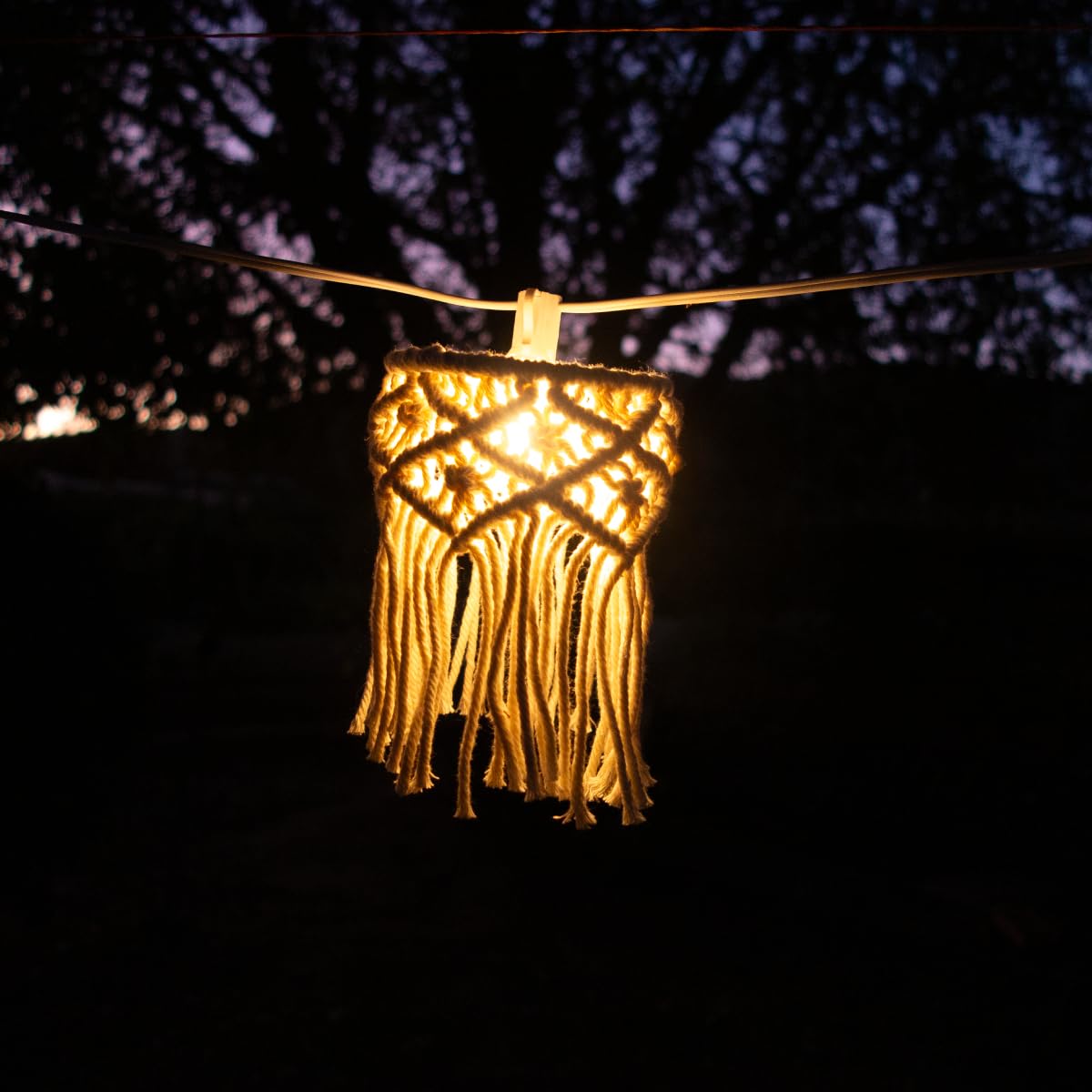newgarden - MYKONOS GARLAND Dekorative LED-Lichterkette mit Solar-Aufladung und wiederaufladbarem Akku aus Makramee-Saiten