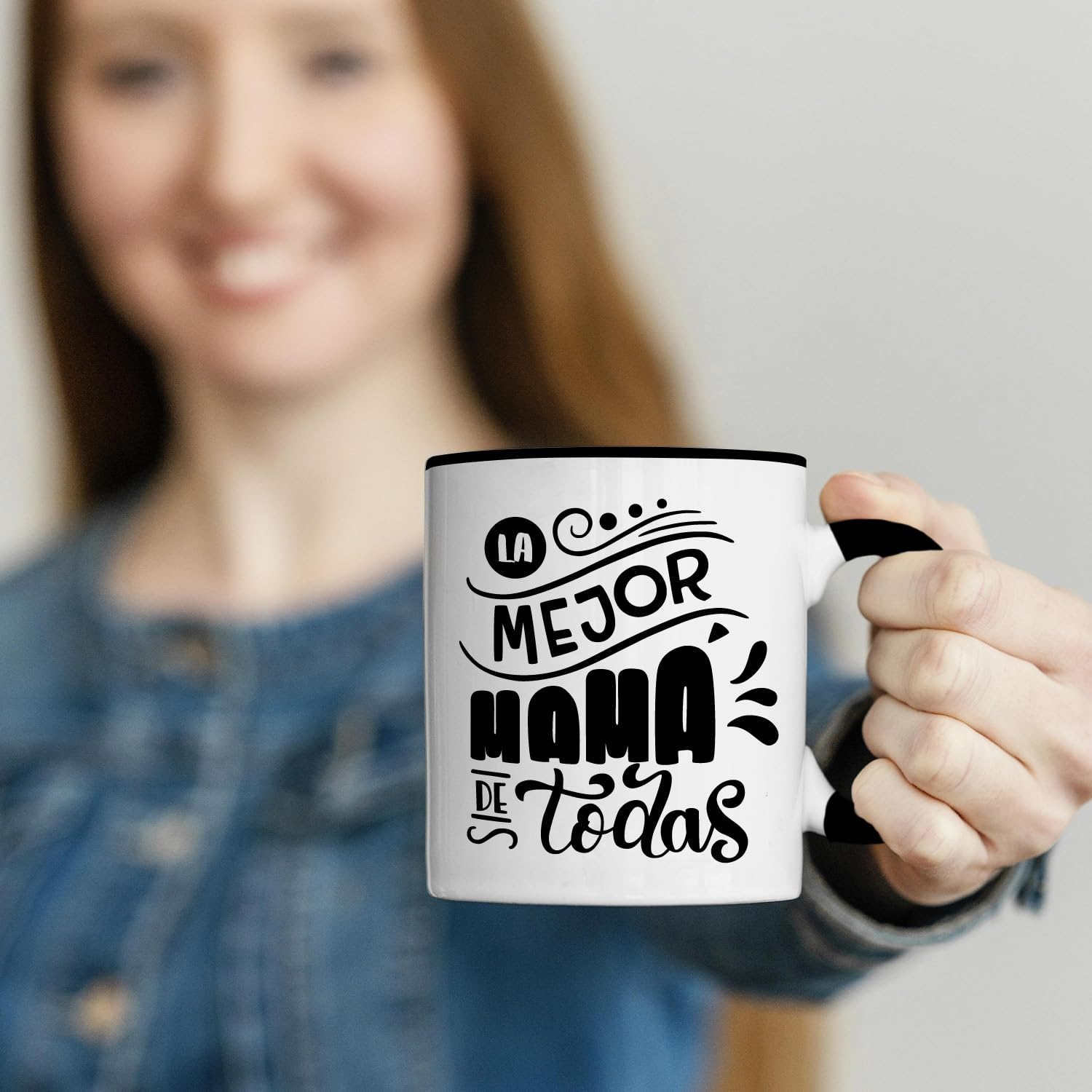 Taza Regalo Día de la Madre con de +14 Chocolates - Regalo Original con Chocolatinas Kinder,Milka,Kit-Kat y Chucherías - "La Mejor Mamá de Todas" — view 4