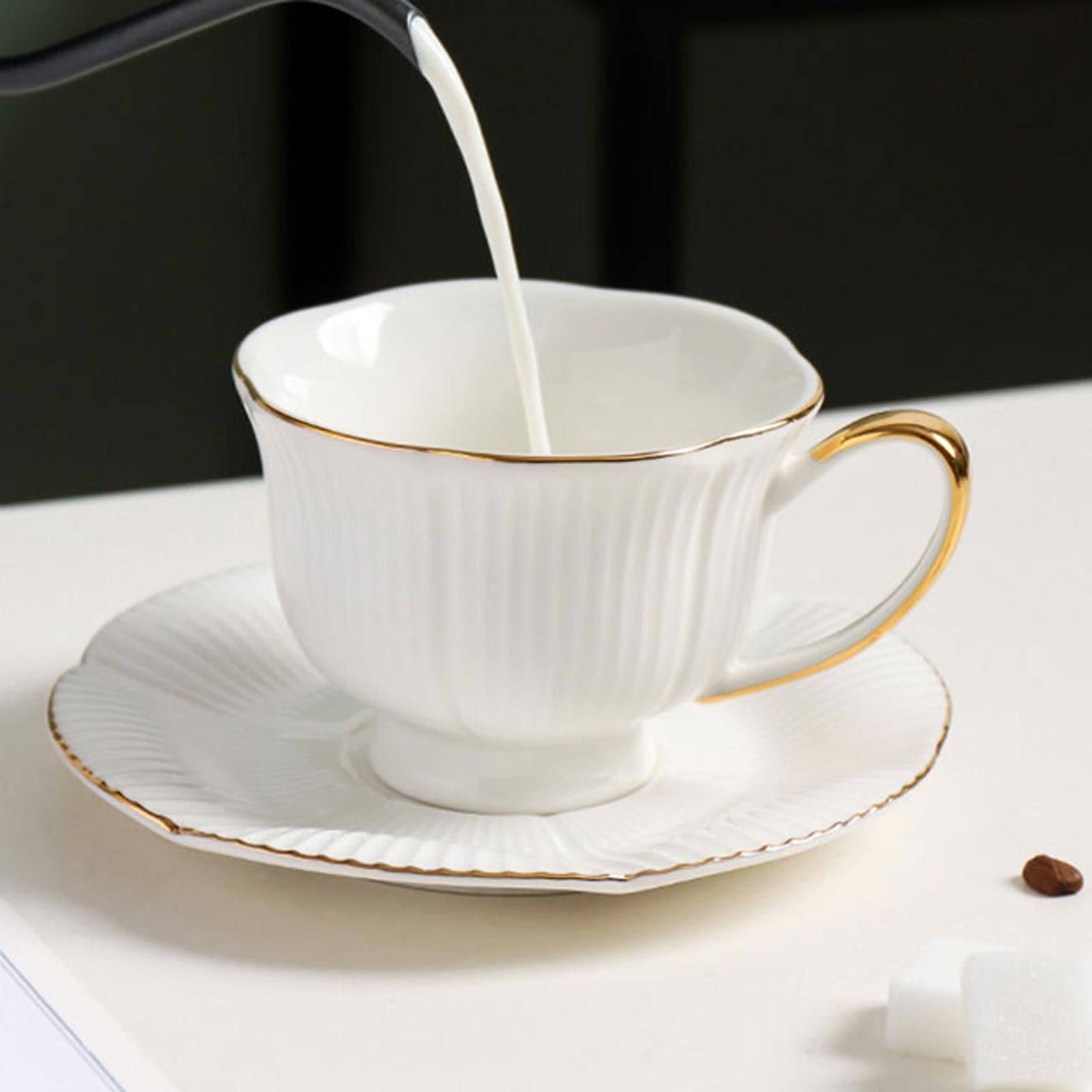 Kubek 200 ml Ceramiczny kubek do herbaty Mleko Filiżanka do kawy z filiżanką i spodkiem i złotą łyżeczką do kawy zestaw kubków do kawy (B)