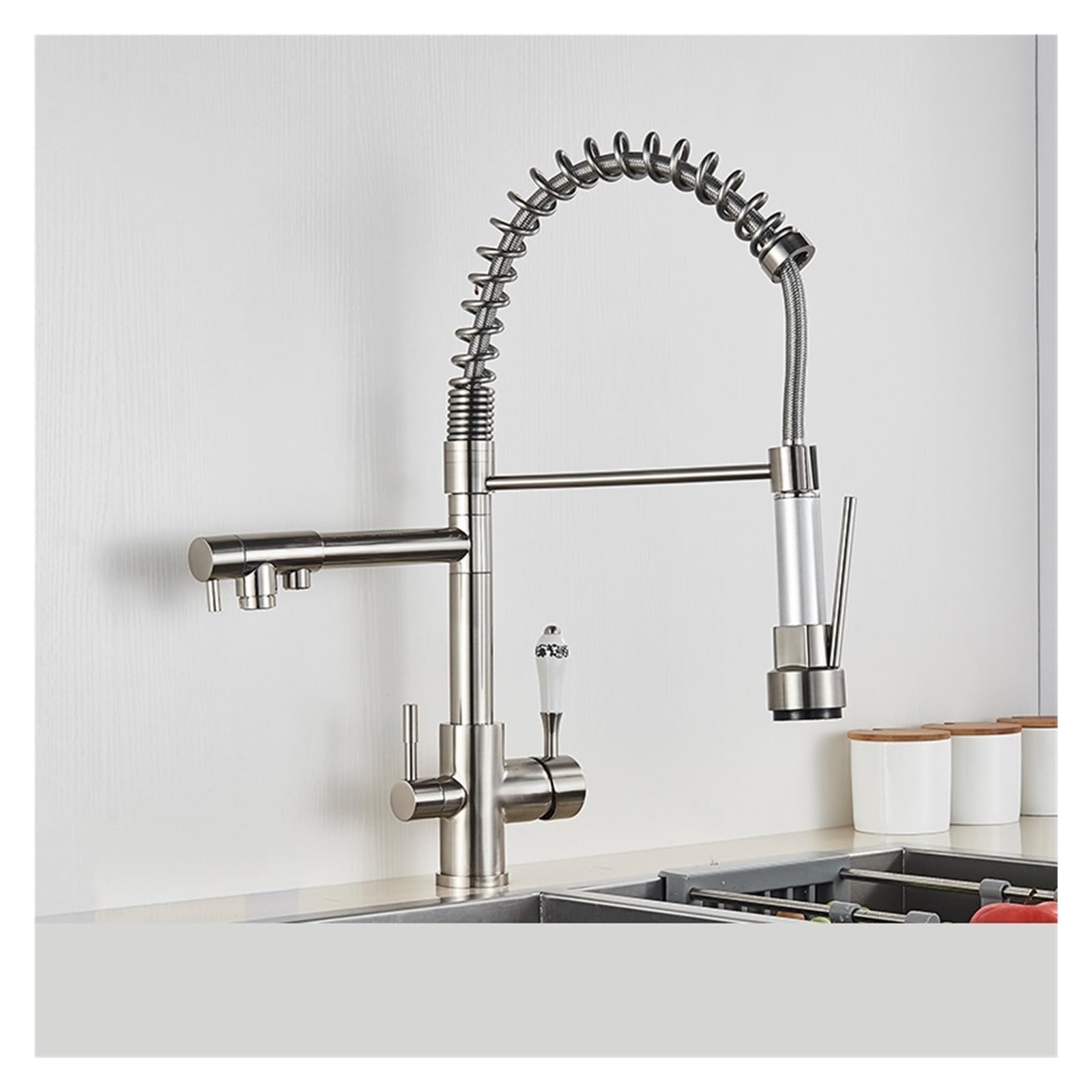Grifo mezclador de tres vías de pared con salida para filtro de agua pura en cocina contemporánea