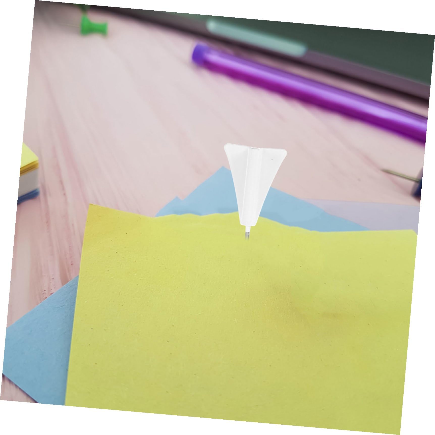 DOITOOL Chinchetas Multifunción Fáciles de Usar y Almacenar Delicadas de Avión en Color Blanco, Hechas de Abs y Acero Pack de 12 Piezas Ideales para Tiras de Corcho y Papelería