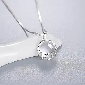 Colar feminino com pingente de pedra da lua branca com design de chifre banhado a prata, ajustável, moderno, elegante, joia para presente
