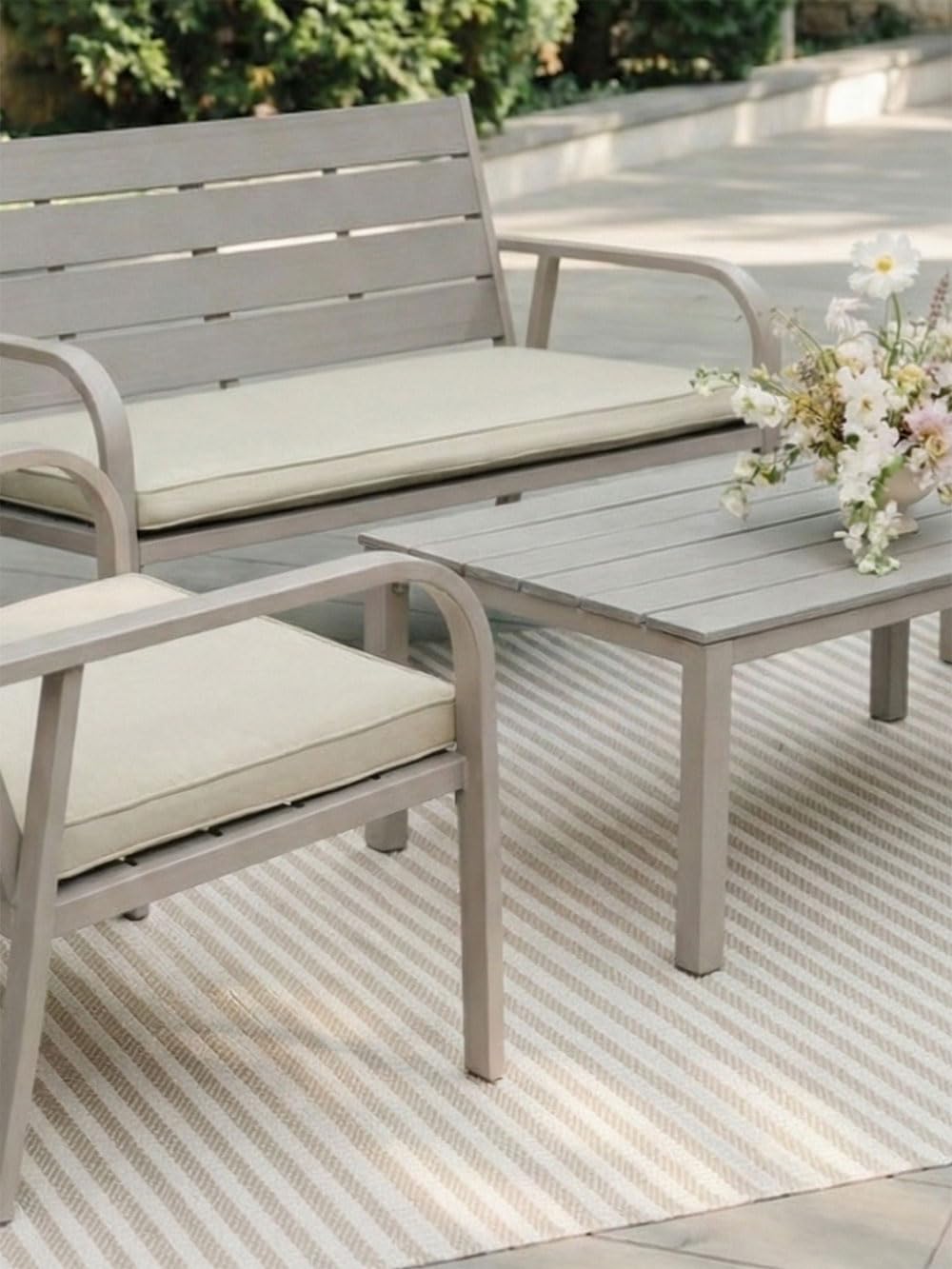 SIEDITI FUORI E DENTRO Set da giardino in acciaio verniciato e polietilene a doghe effetto legno, robusto e moderno, salotto da esterno con 2 poltrone, 1 divano e un tavolino - Matera (Champagne)