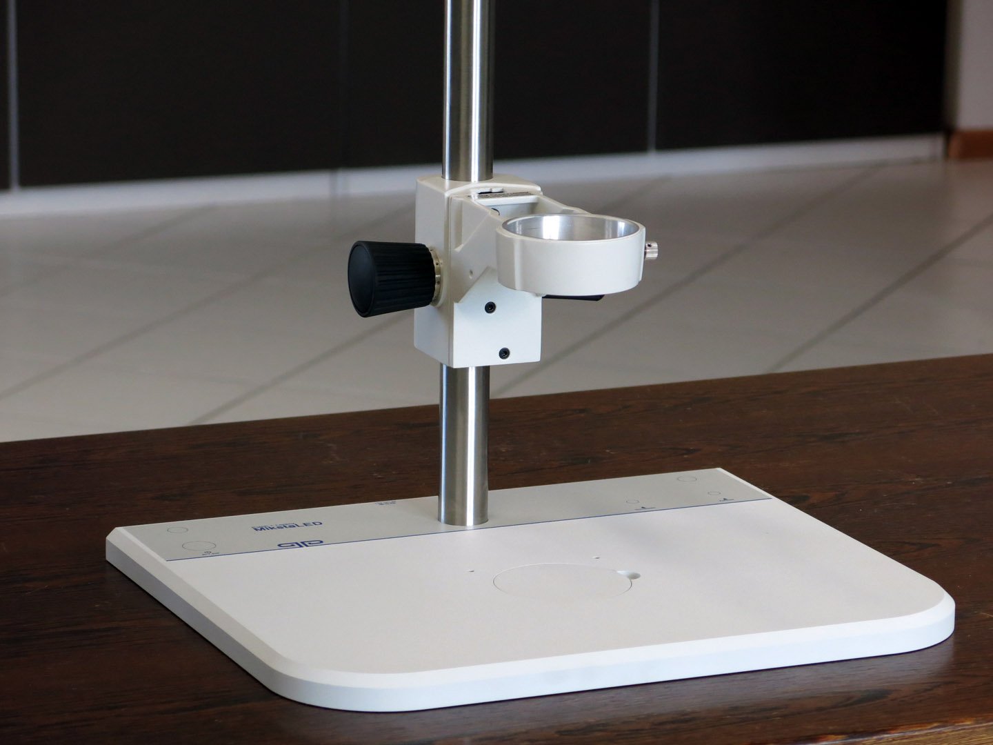Kompaktes Mikroskop-Tischstativ »MikstaLED L« – ergonomische Aluminium-Bodenplatte, Edelstahlsäule mit Feintrieb – Professionelles Mikroskopstativ »Made in Germany«